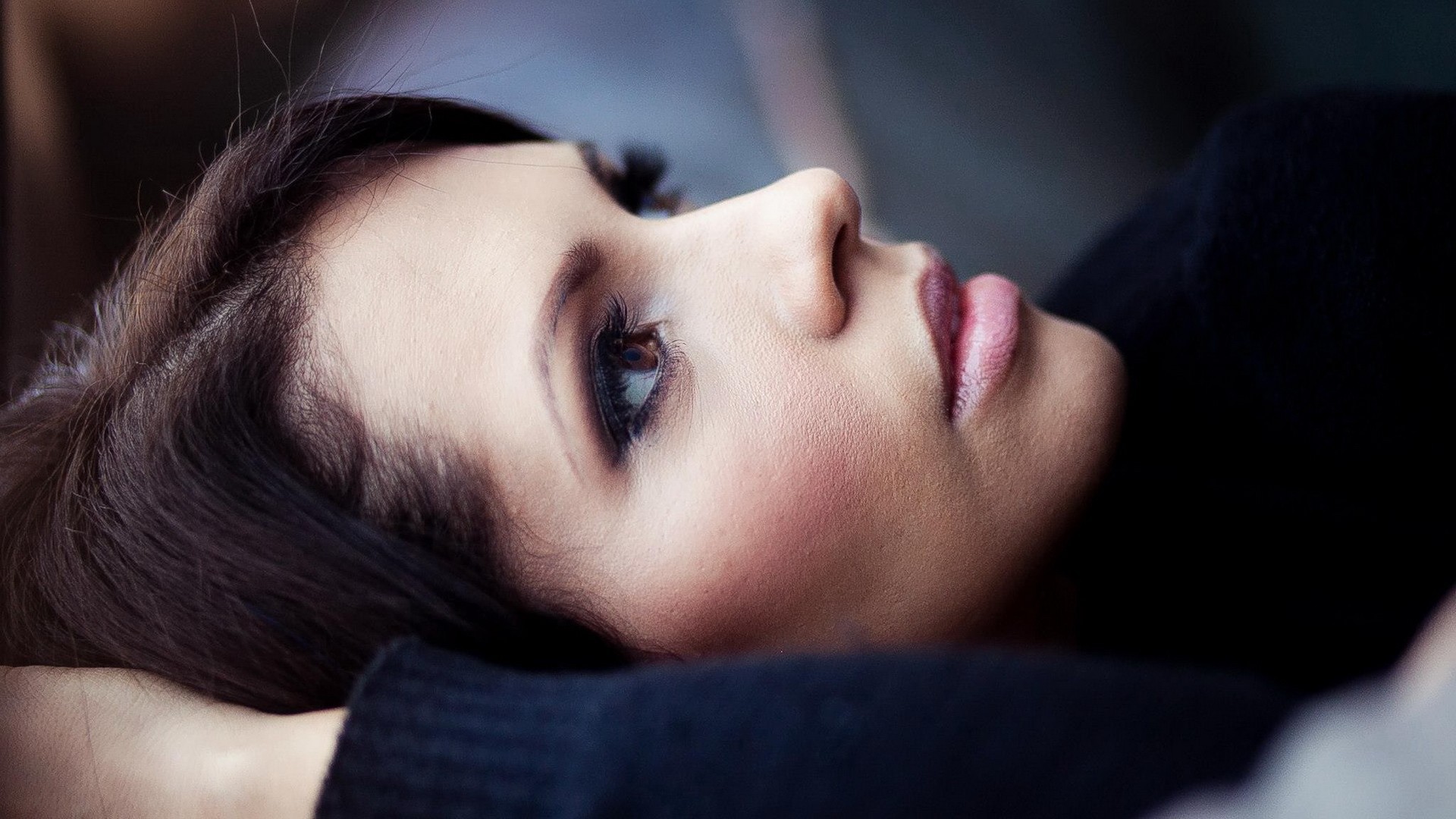 Close-up portrait of a brunette woman with makeup HD Wallpaper