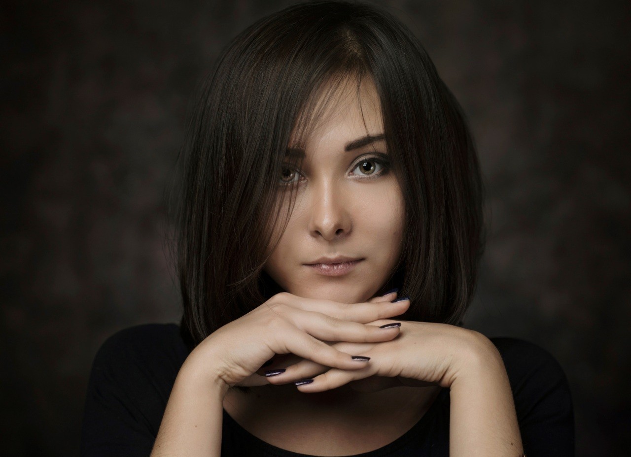 Violetta with black nails HD Wallpaper