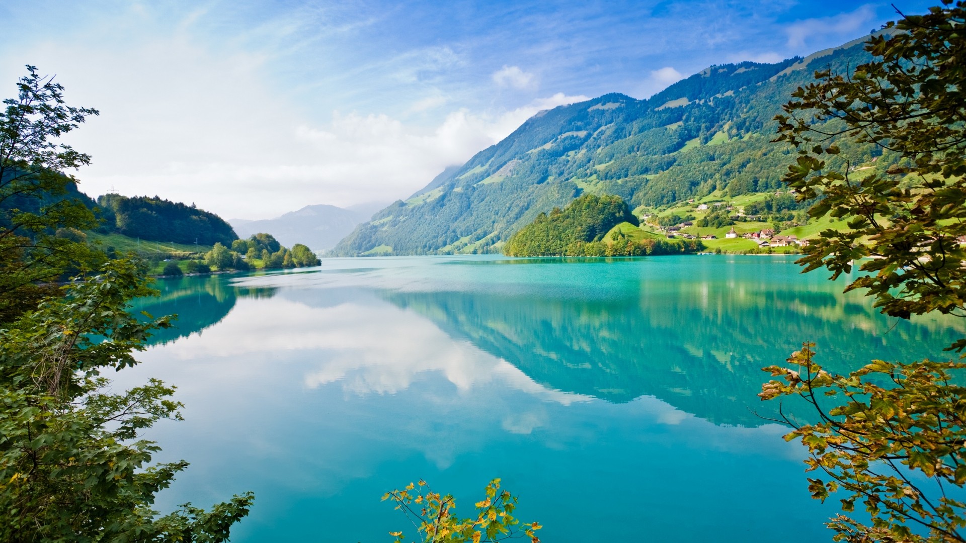 Turquoise lake reflecting mountains and trees HD Wallpaper