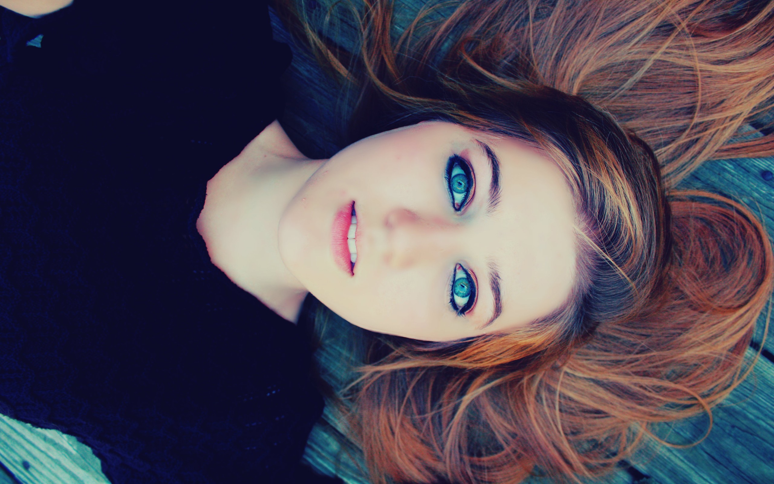 Woman with blue eyes lying down HD Wallpaper