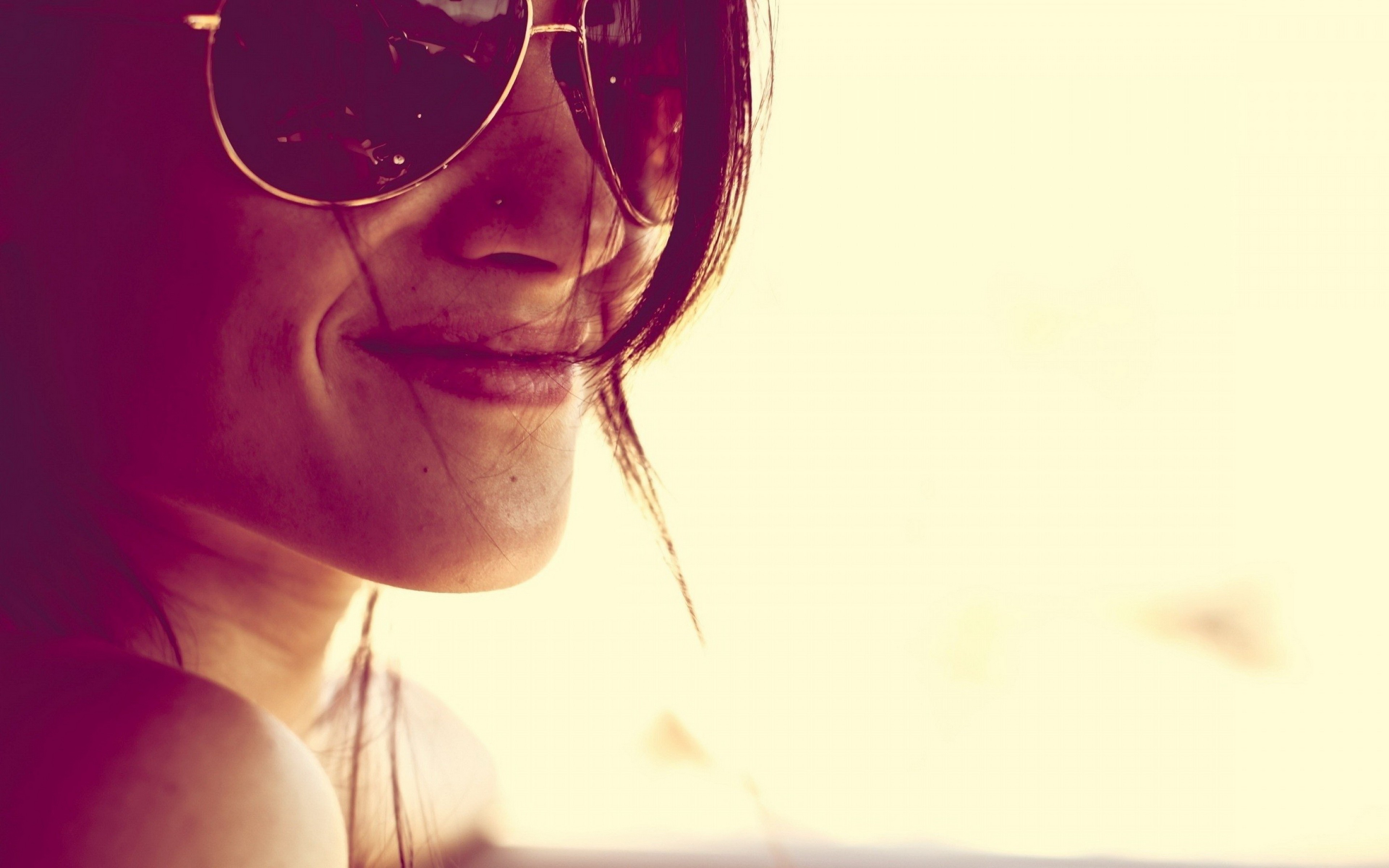 Woman wearing sunglasses and smiling HD Wallpaper