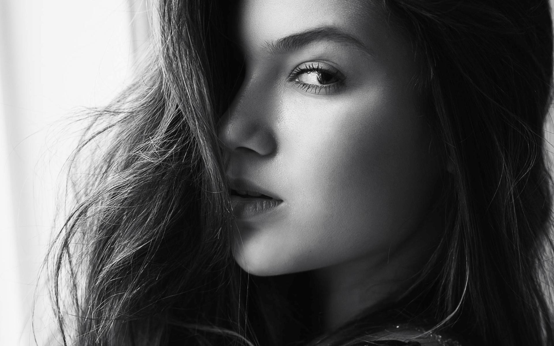 Monochrome portrait of Karin Burmenko by Matan Eshel HD Wallpaper