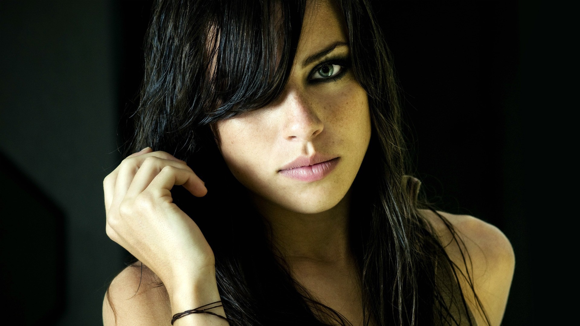 Marcela Guirado with freckles and green eyes HD Wallpaper