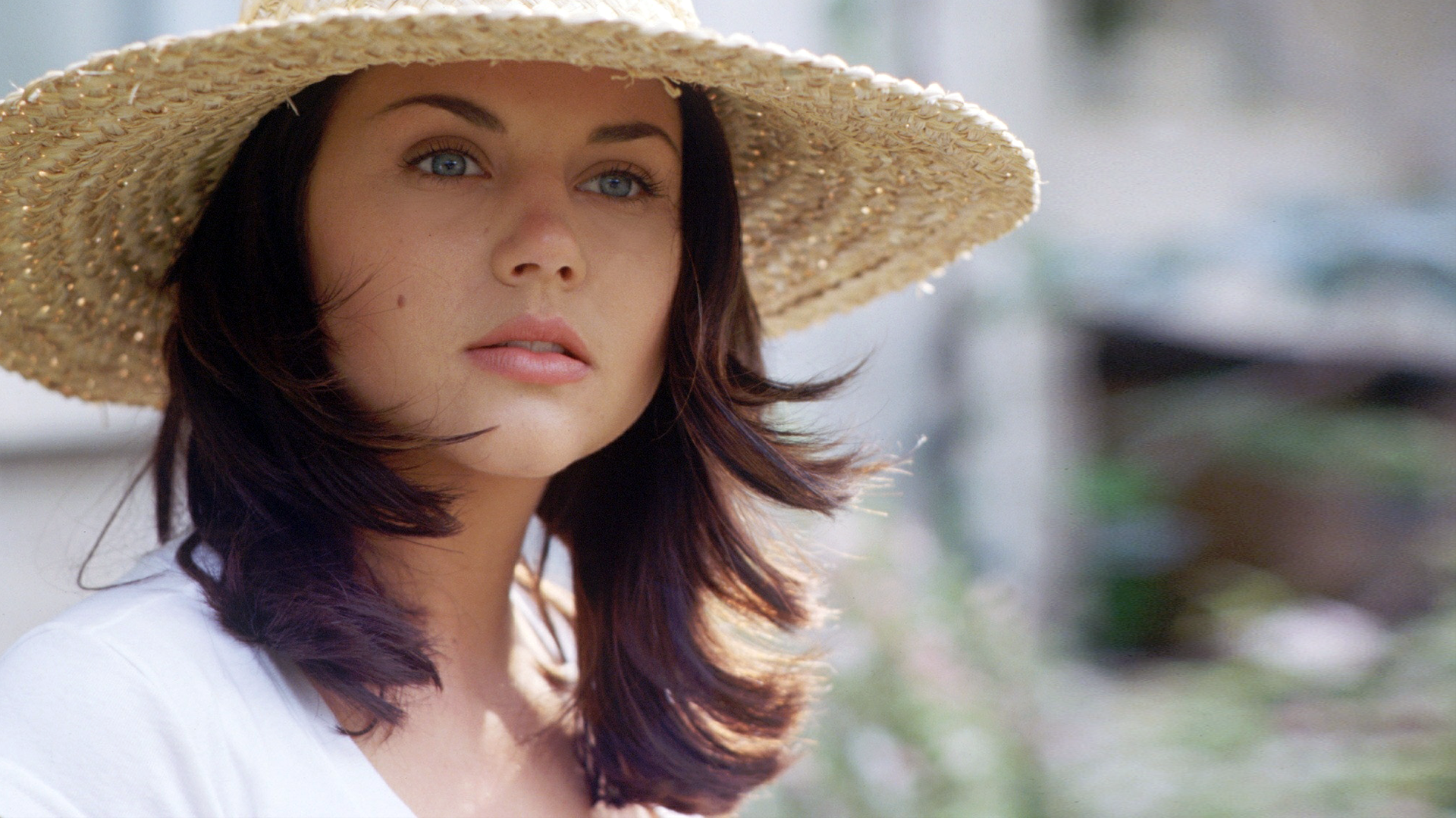 Tiffani Amber Thiessen wearing a straw hat HD Wallpaper