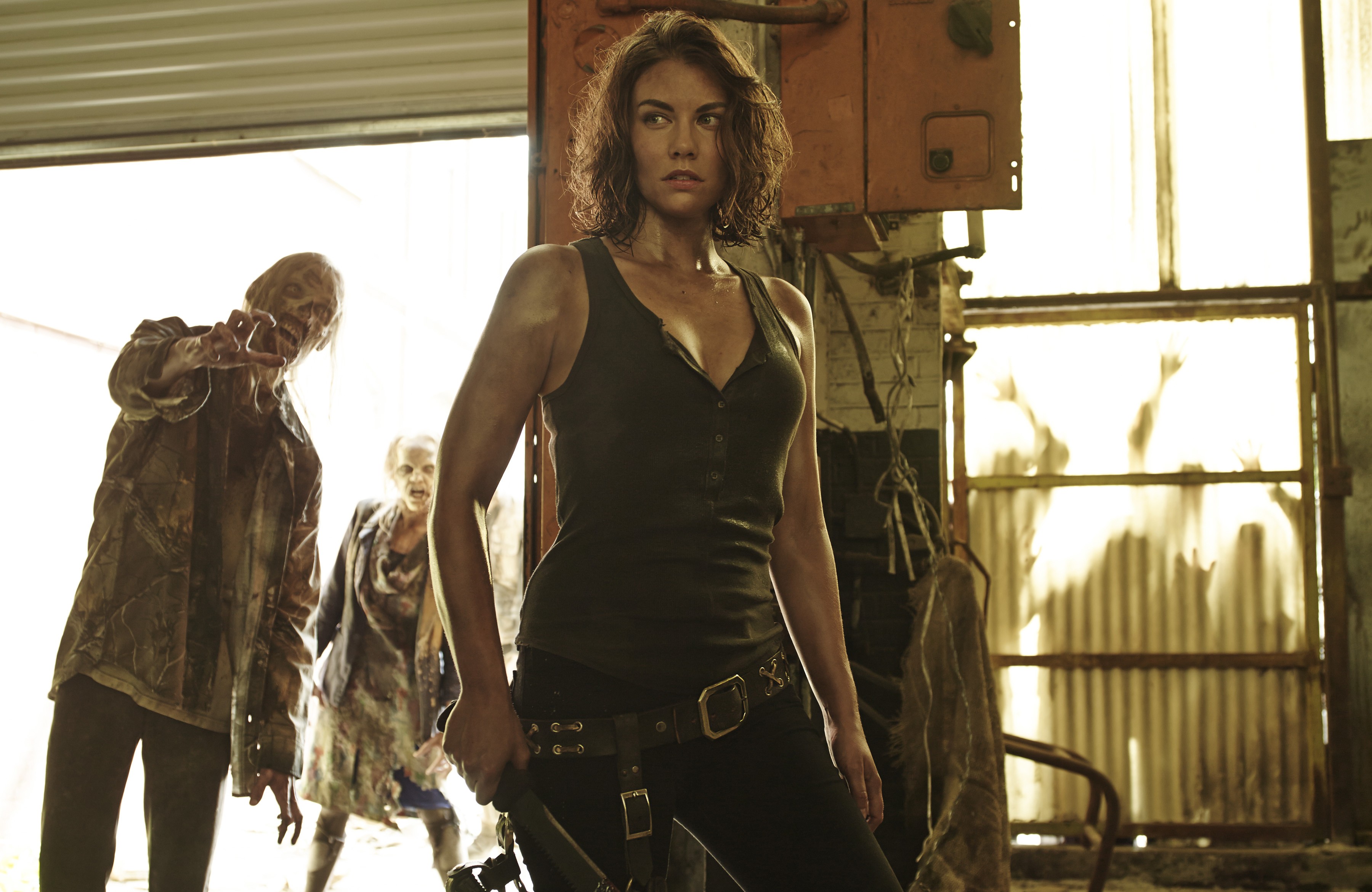 Lauren Cohan and zombies in a building HD Wallpaper