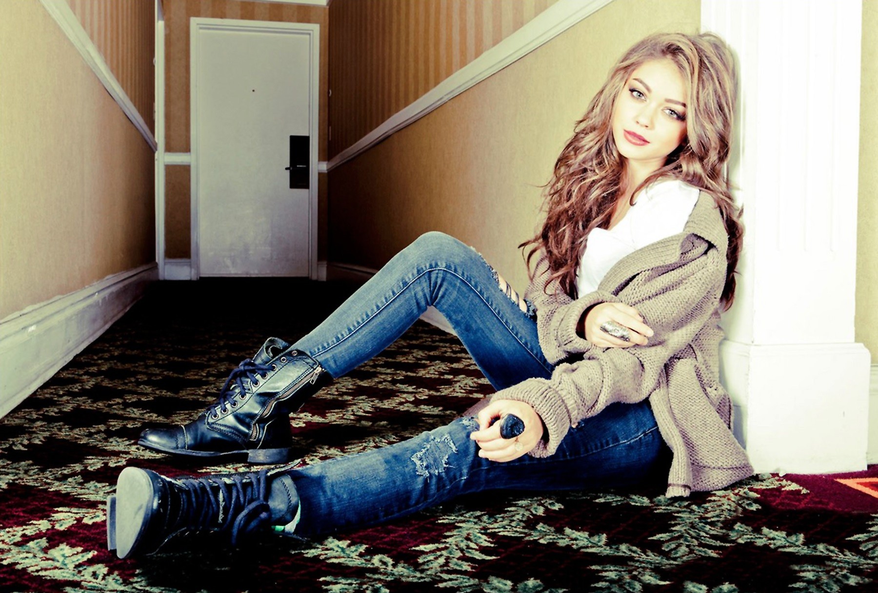 Sarah Hyland in a hallway HD Wallpaper