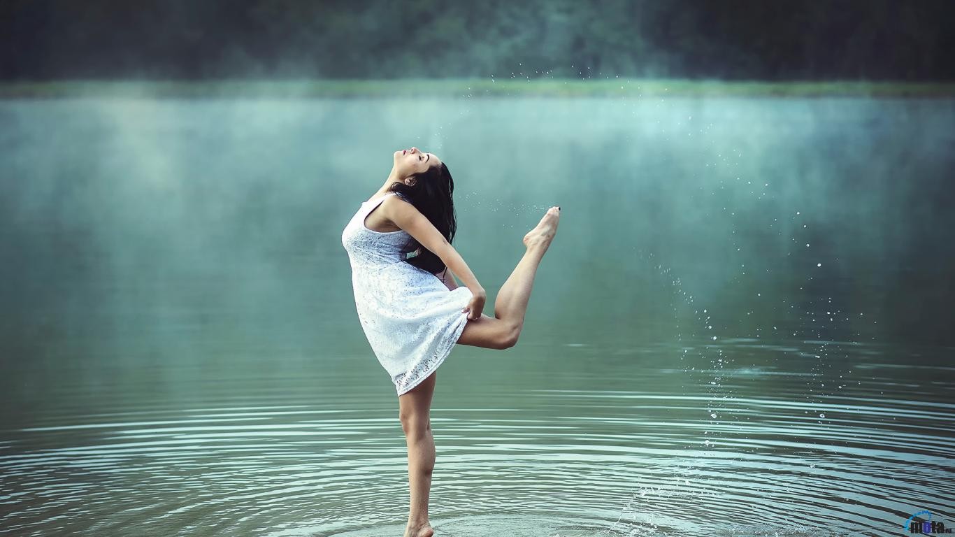 Woman in white dress dancing in water HD Wallpaper