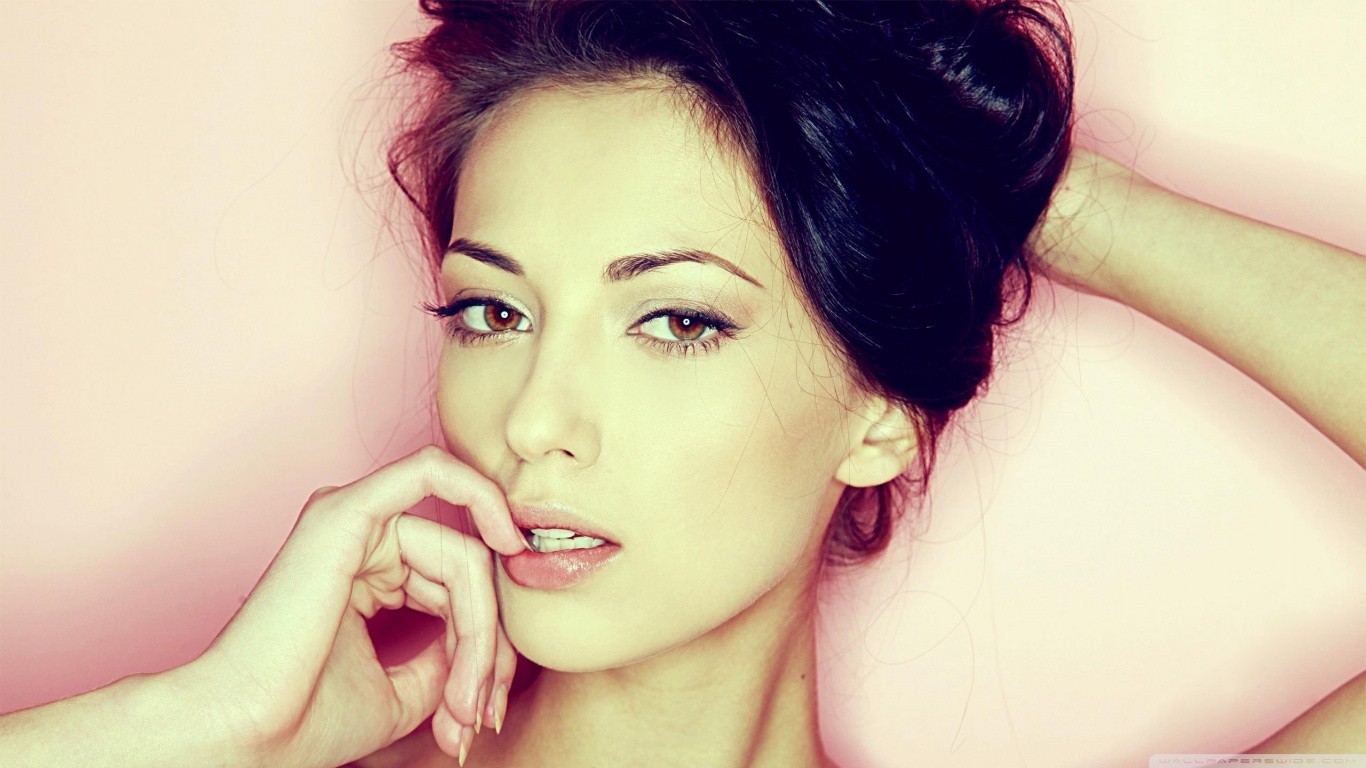 Anna Sbitnaya with sensual gaze and hazel eyes HD Wallpaper