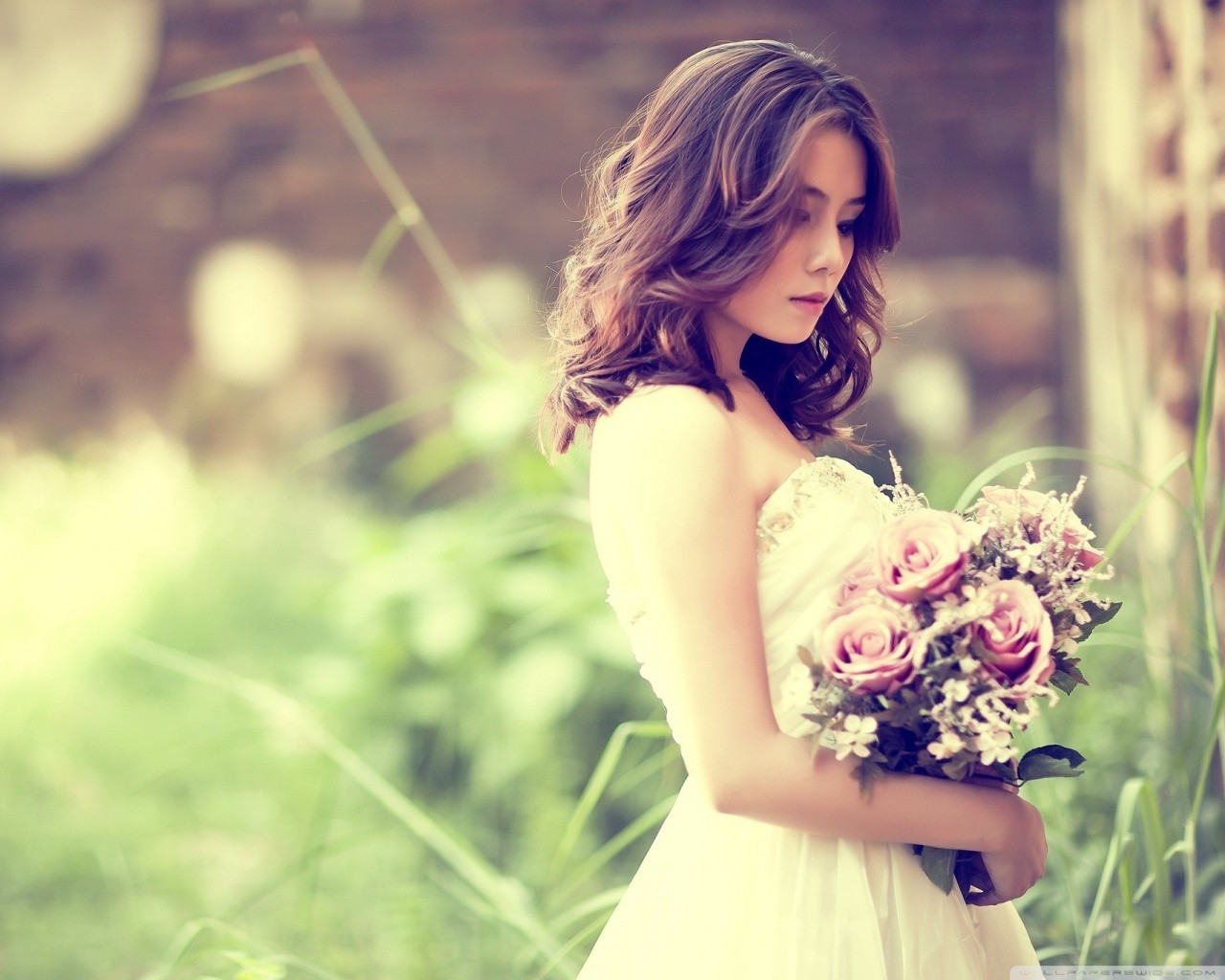 Woman in a white dress holding a bouquet of roses HD Wallpaper