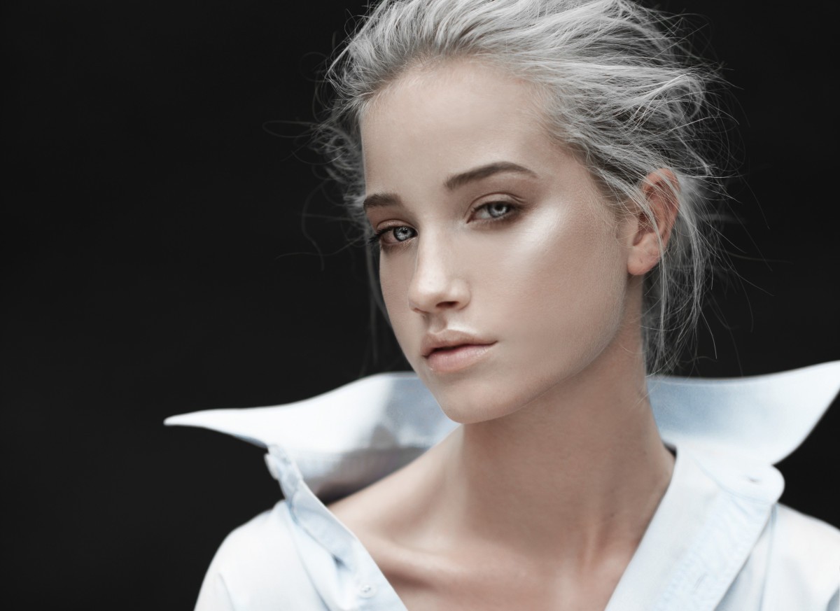 Hannah Waites with platinum blonde hair HD Wallpaper