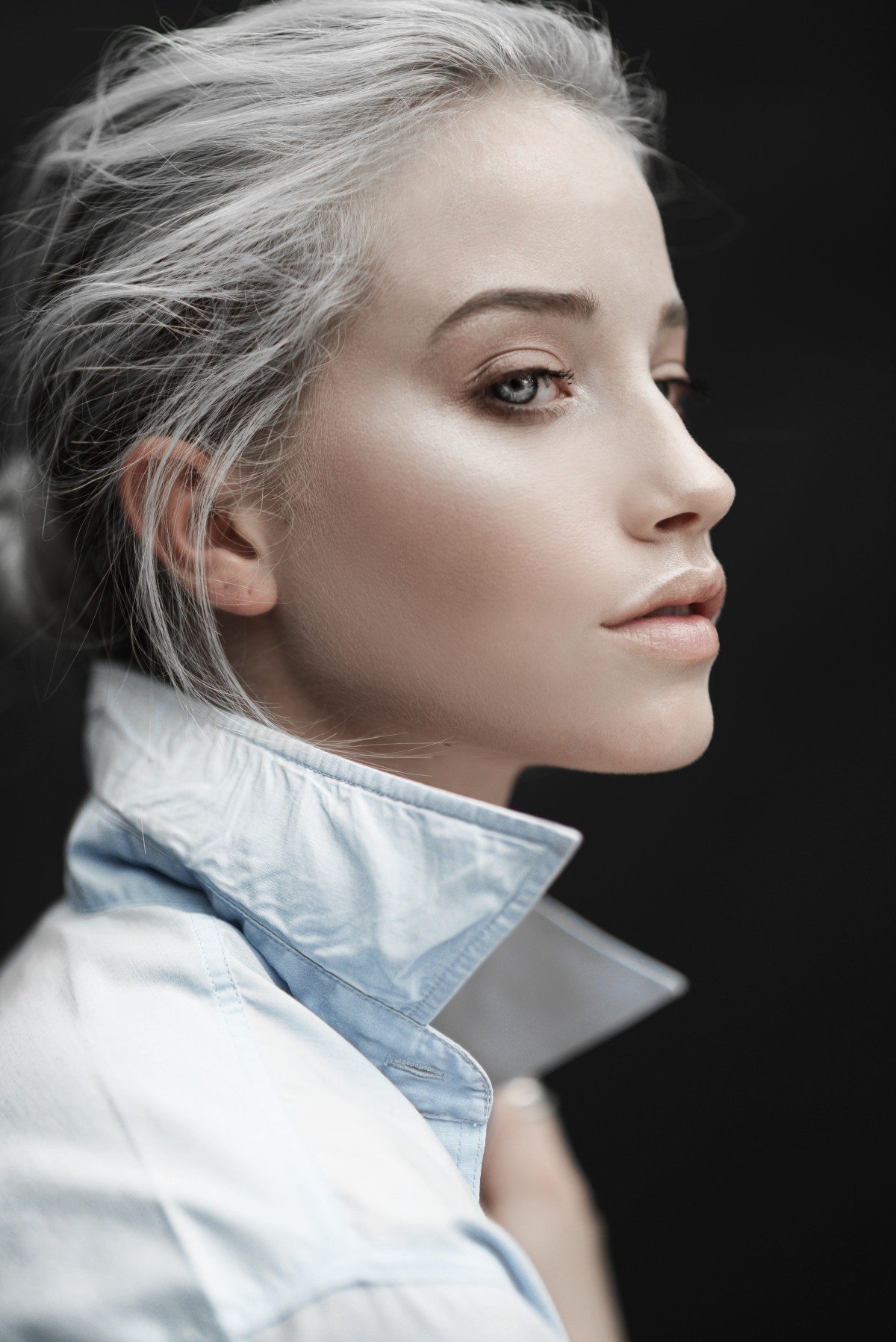 Hannah Waites with platinum blonde hair HD Wallpaper