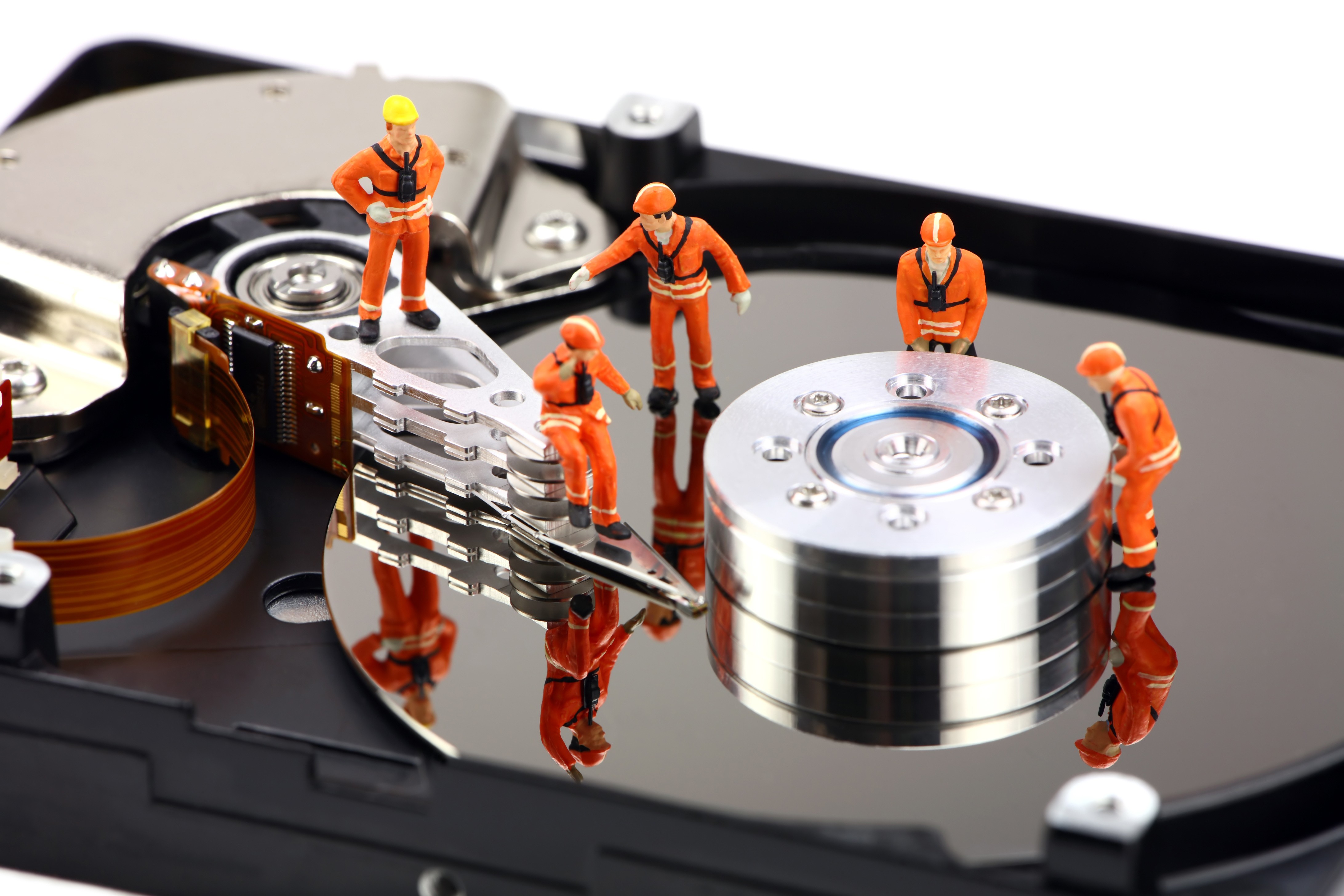 Miniature workers on a hard drive HD Wallpaper
