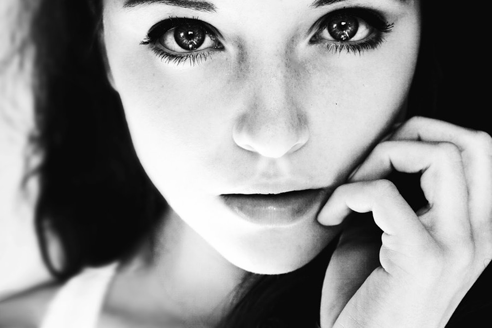 Monochrome portrait of a young woman HD Wallpaper