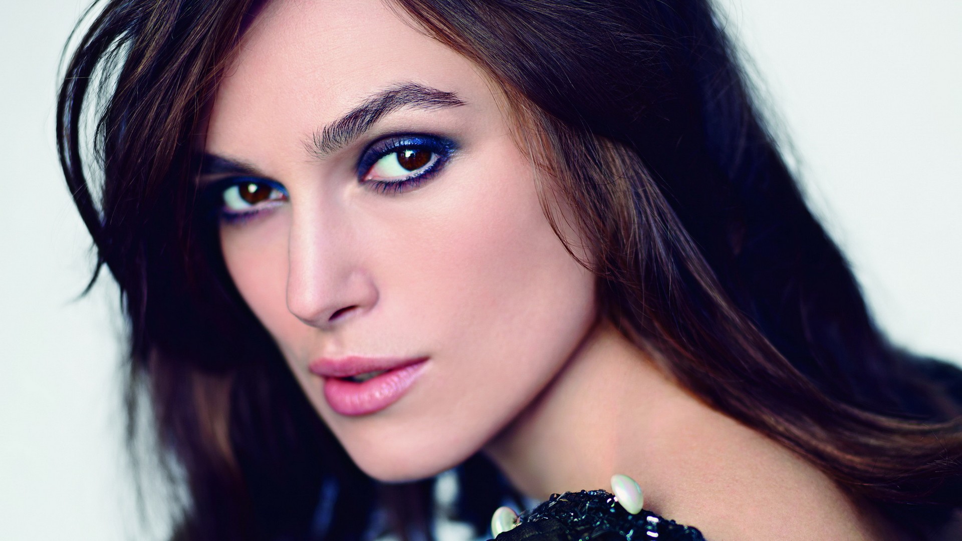 Keira Knightley with blue eyeshadow and pink lips HD Wallpaper