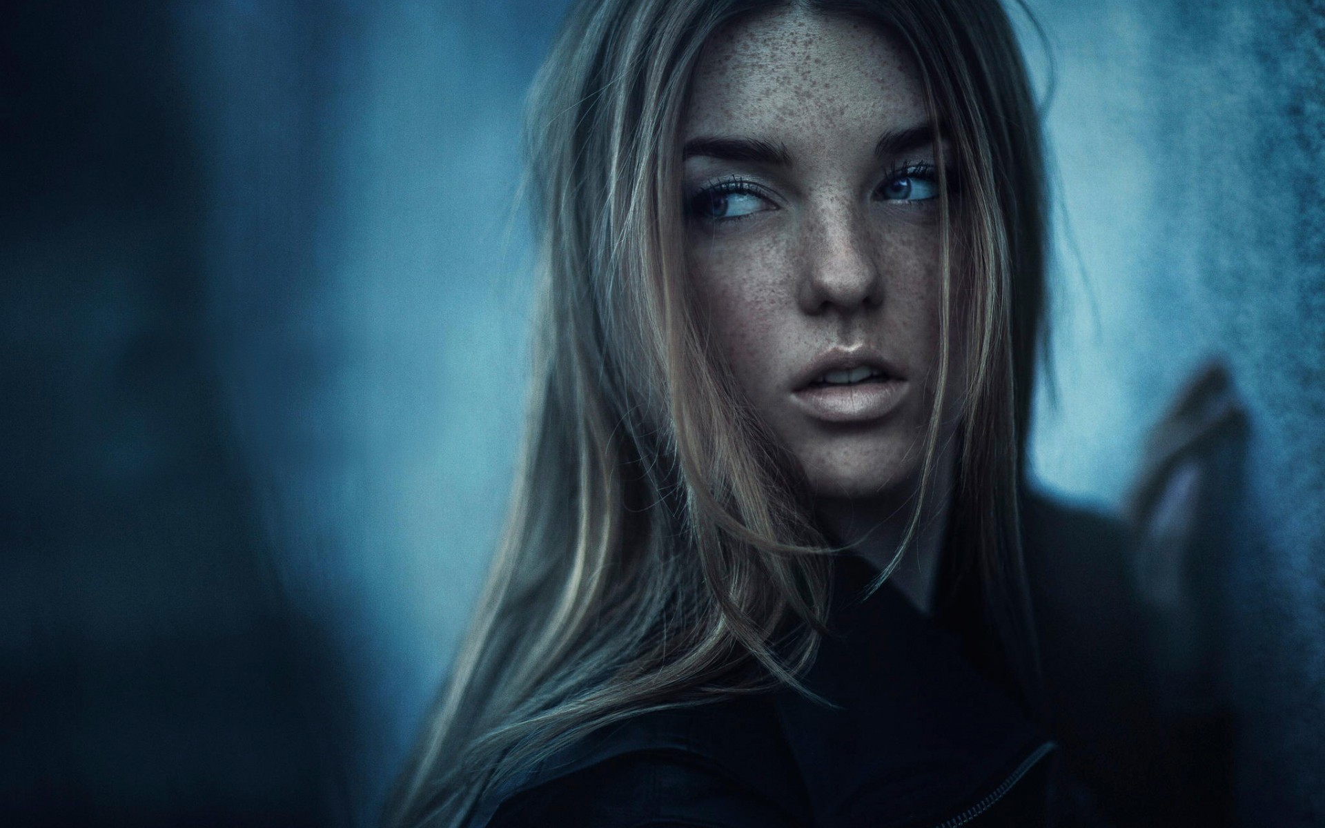Woman with freckles looking away HD Wallpaper