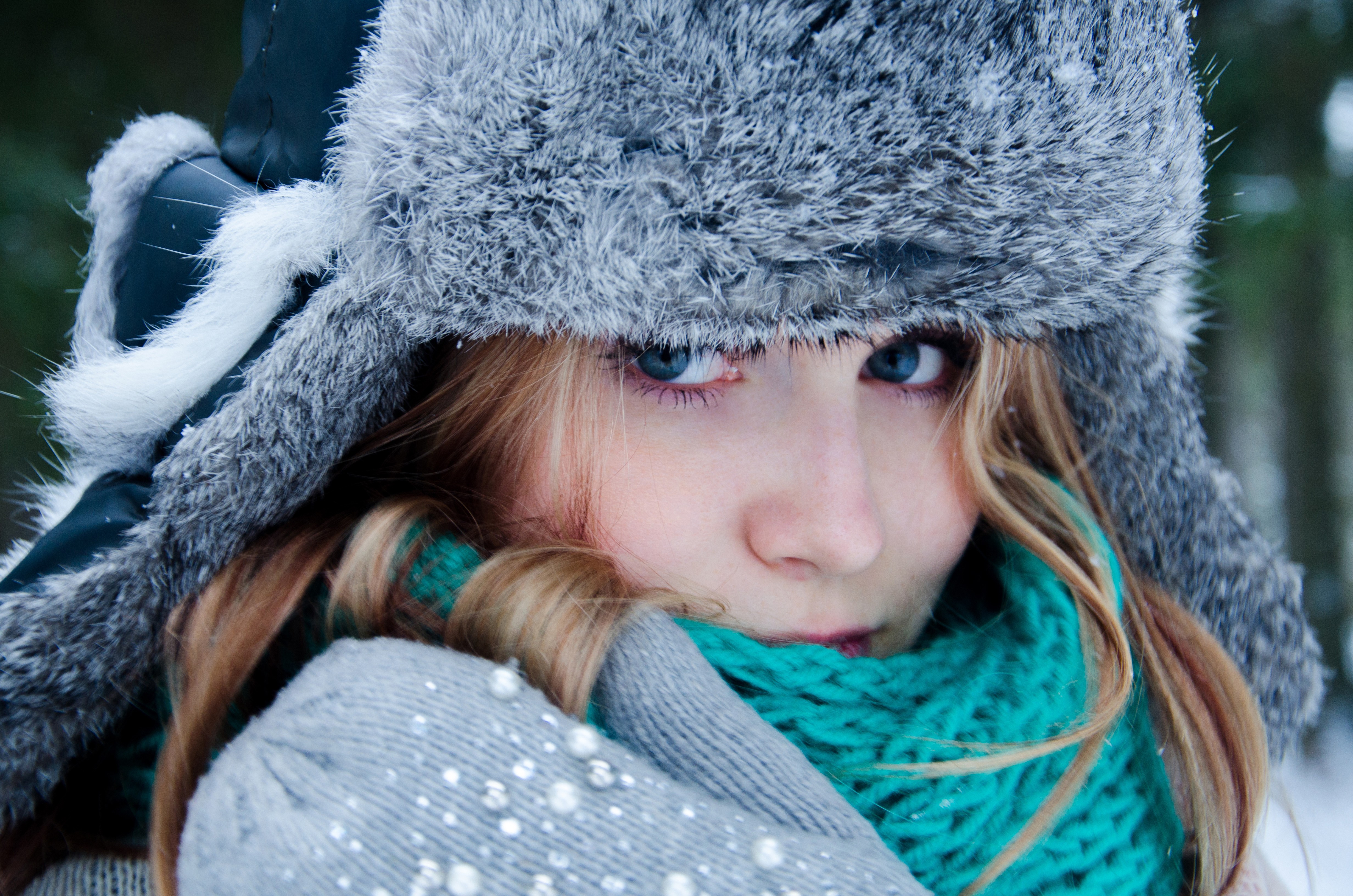 Woman in winter hat and scarf HD Wallpaper
