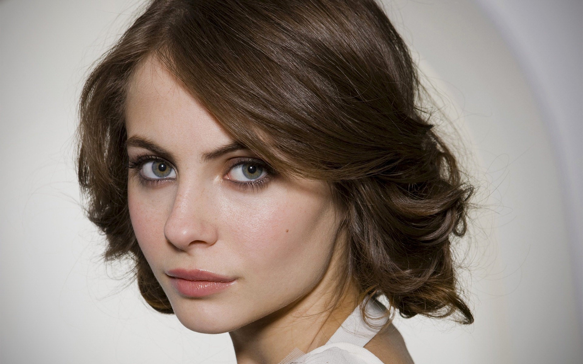 Willa Holland with green eyes and brunette hair HD Wallpaper