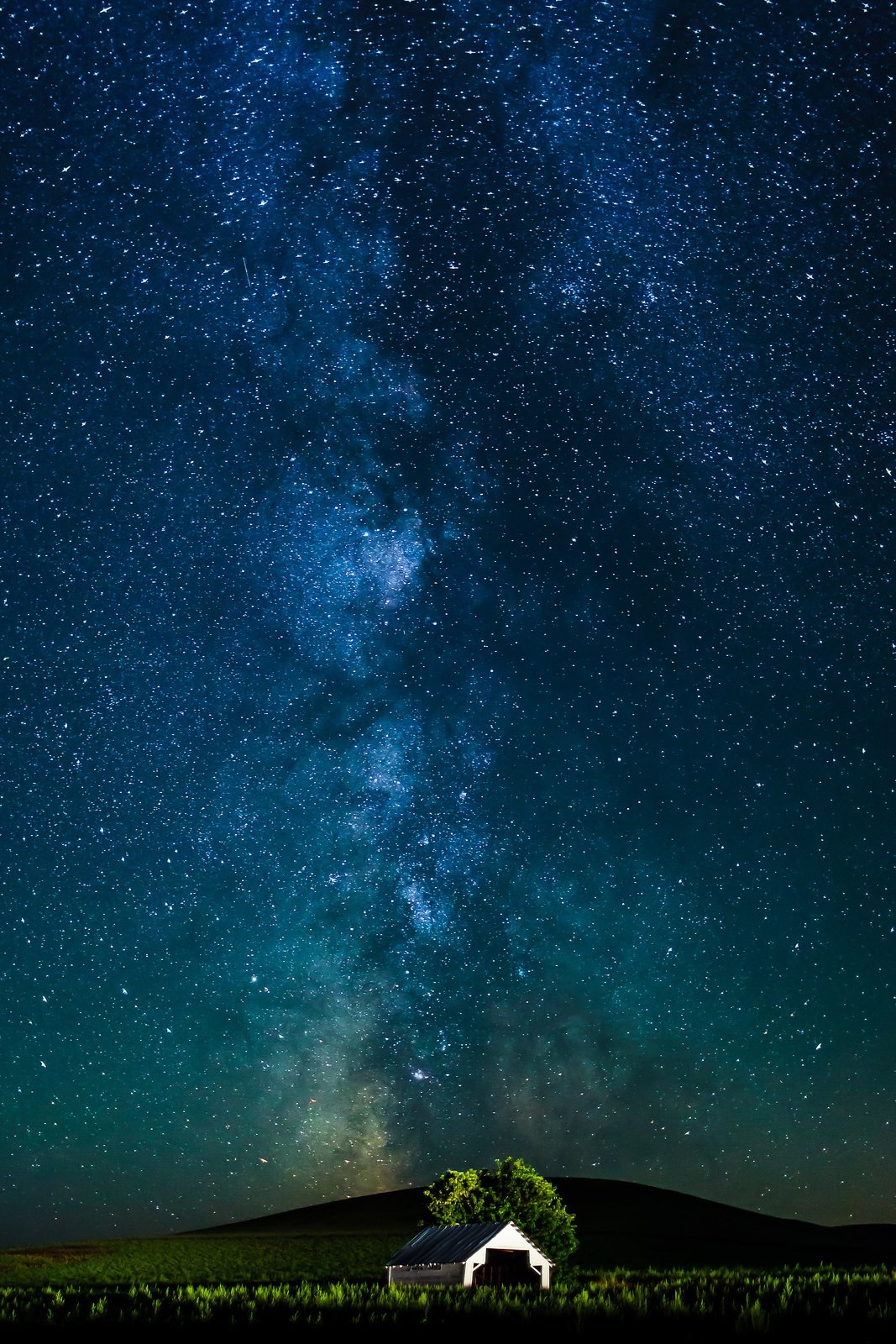 Milky Way over a barn and tree HD Wallpaper