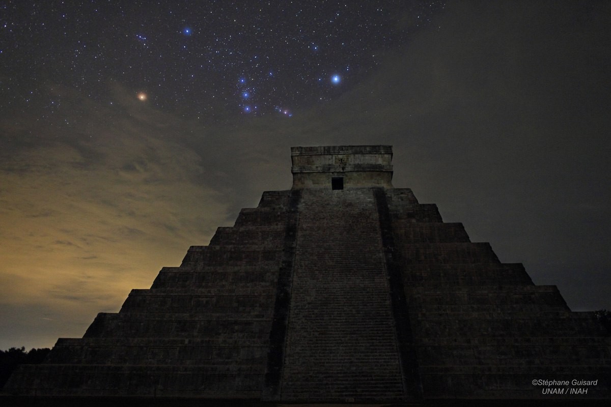 Chichen Itza pyramid under the starry night sky in Mexico HD Wallpaper