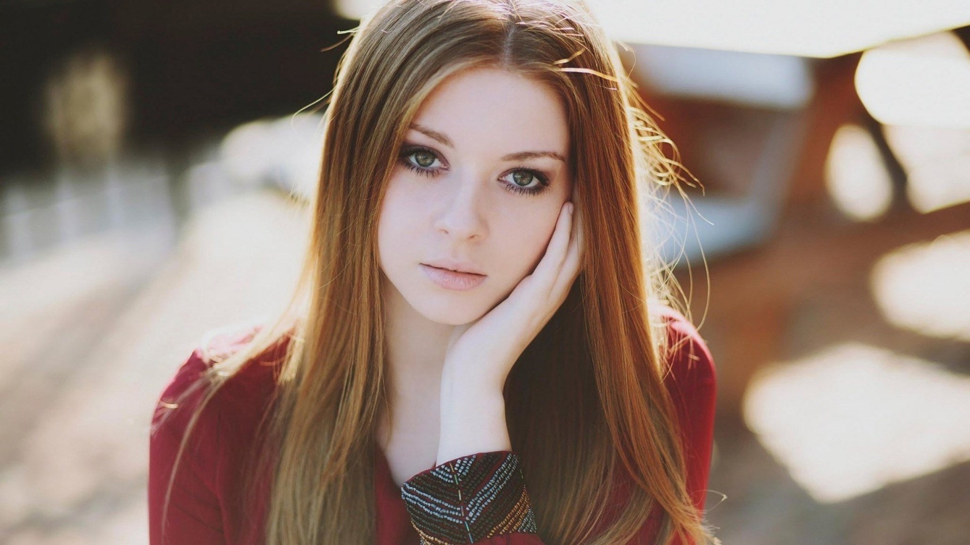 Young woman with long auburn hair and green eyes HD Wallpaper