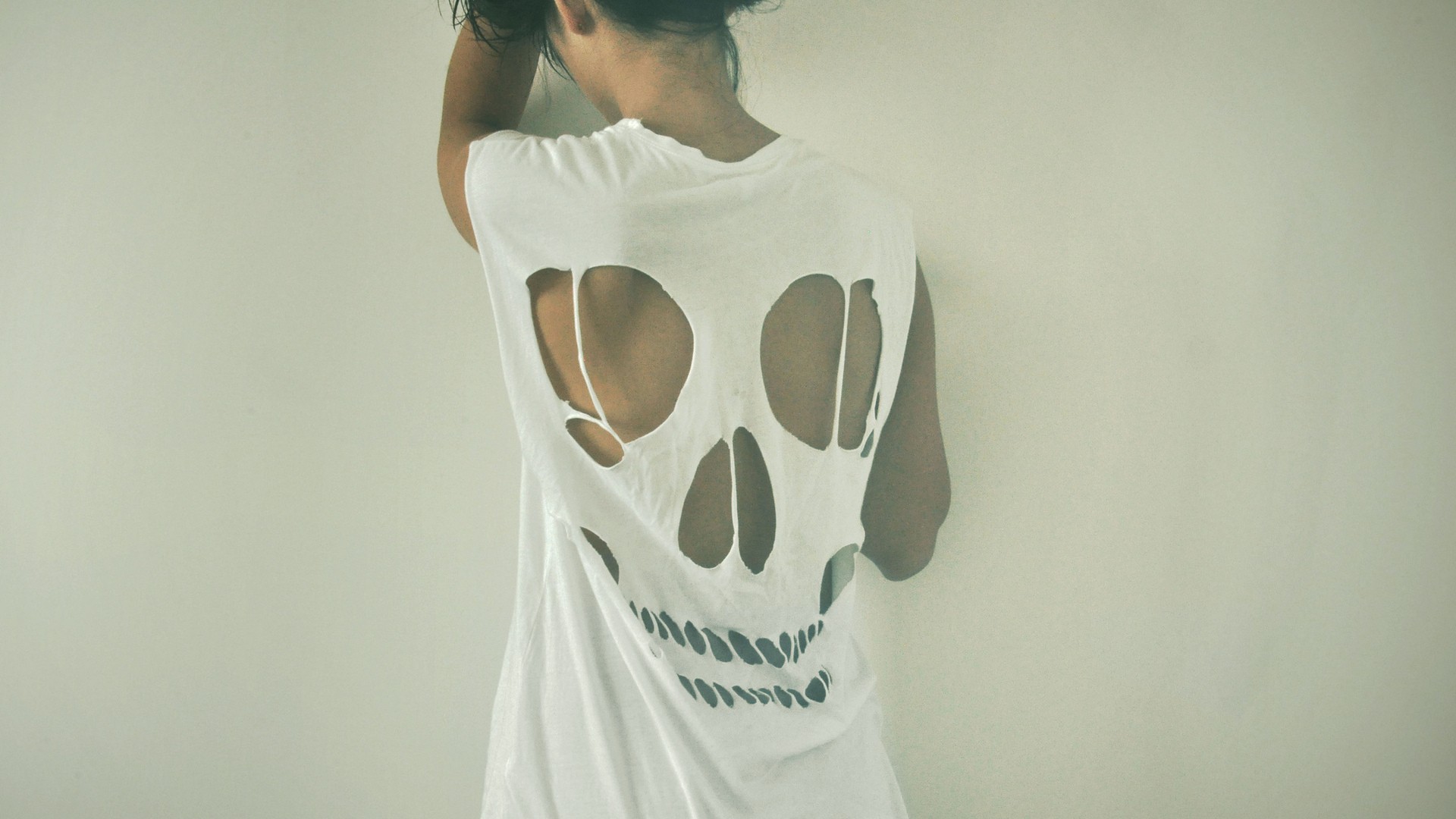 Woman in a torn skull t-shirt HD Wallpaper