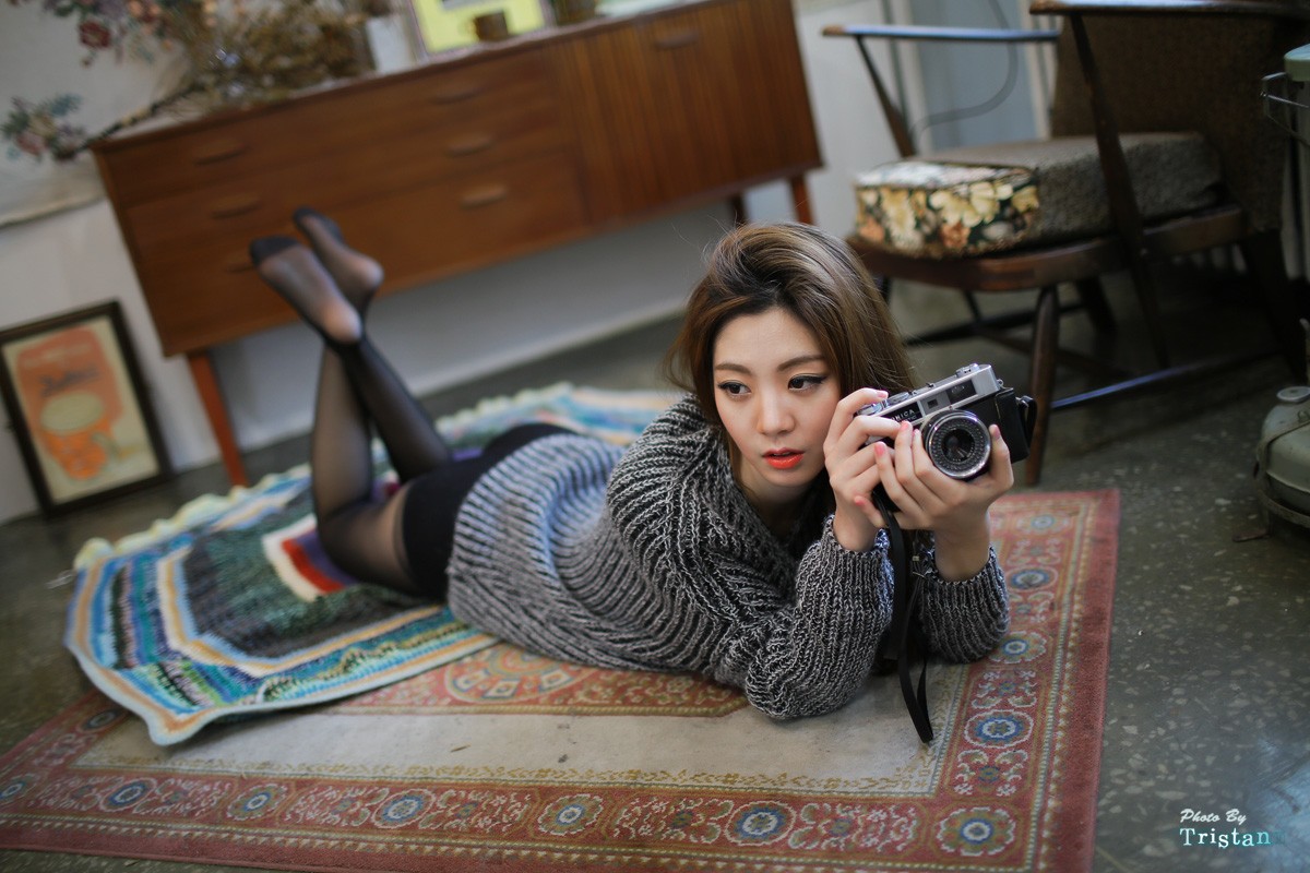 Korean woman Chae Eun holding a camera HD Wallpaper