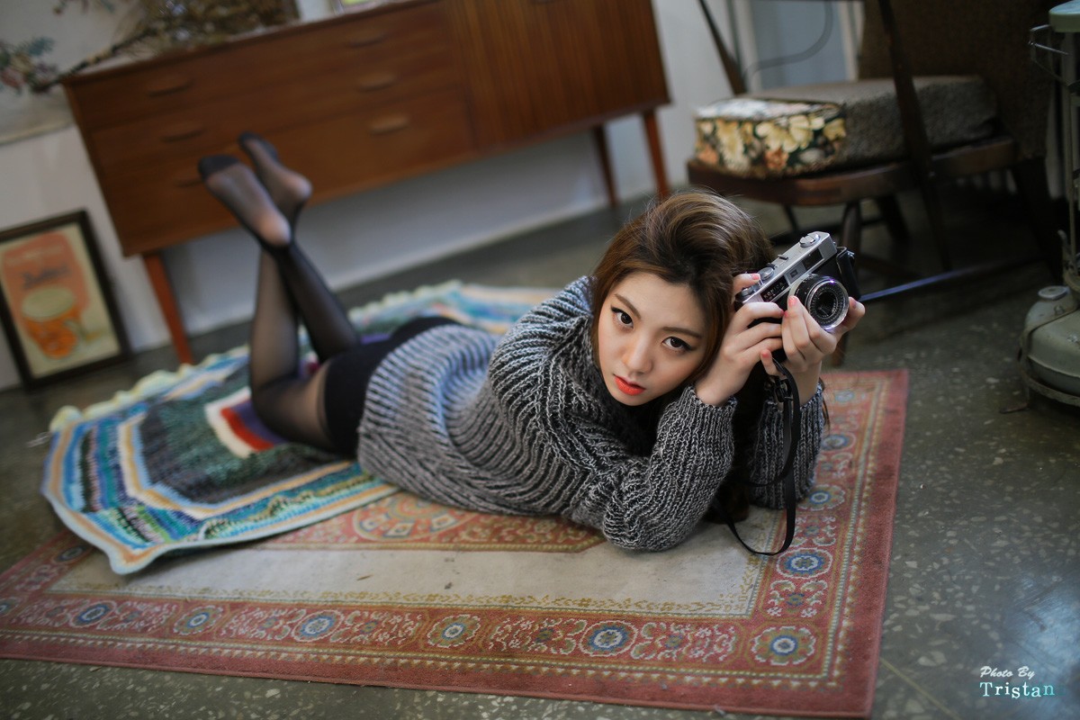 Chae Eun poses with a vintage camera HD Wallpaper