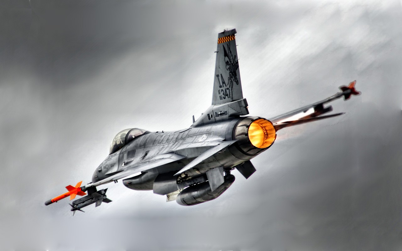 General Dynamics F-16 Fighting Falcon in flight HD Wallpaper