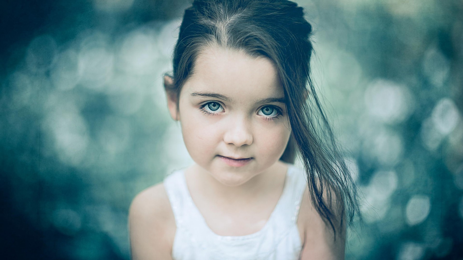 Close-up portrait of a young girl with blue eyes HD Wallpaper