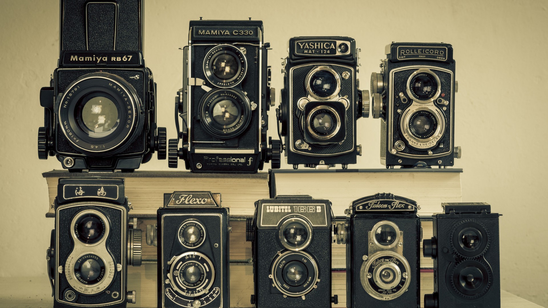 Collection of vintage Mamiya, Yashica, and Rollei cameras HD Wallpaper