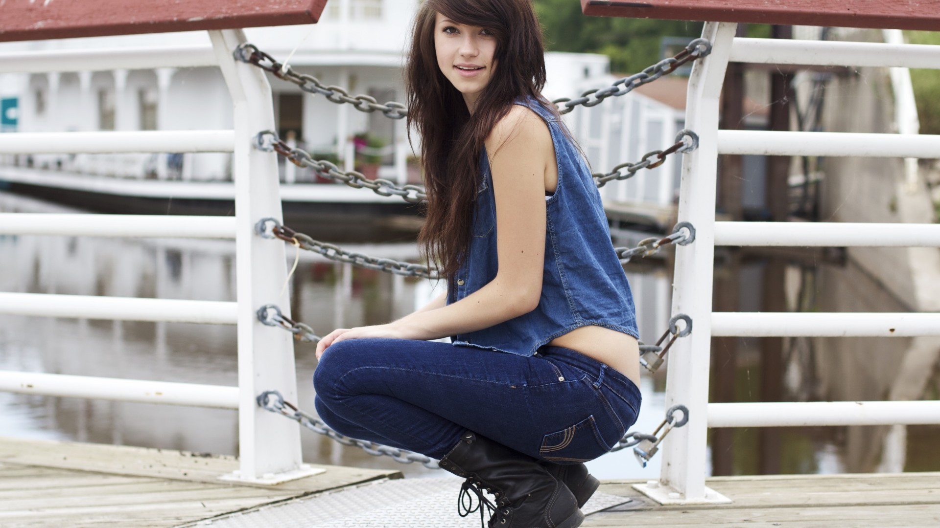 Taylor Penshorn crouching on a bridge HD Wallpaper
