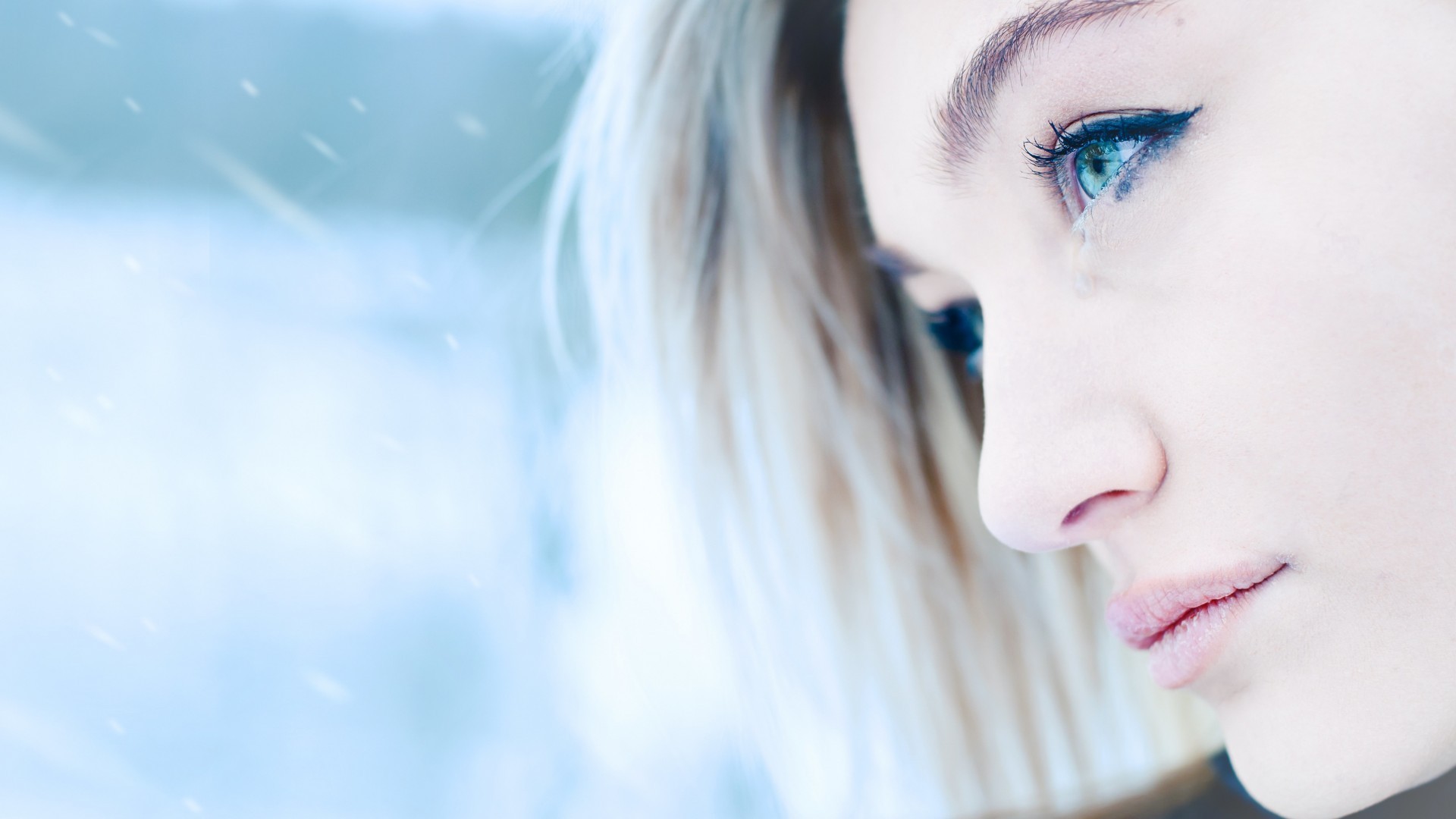 Close-up of a woman with blue eyes HD Wallpaper