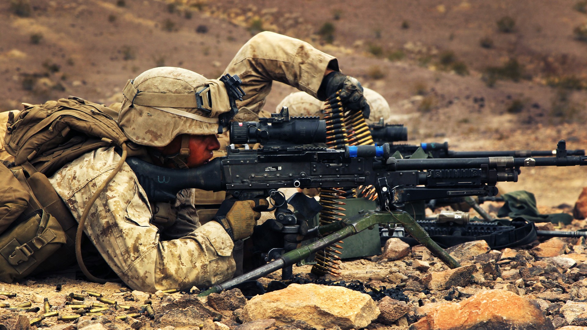 Marines with M240 machine gun in desert HD Wallpaper