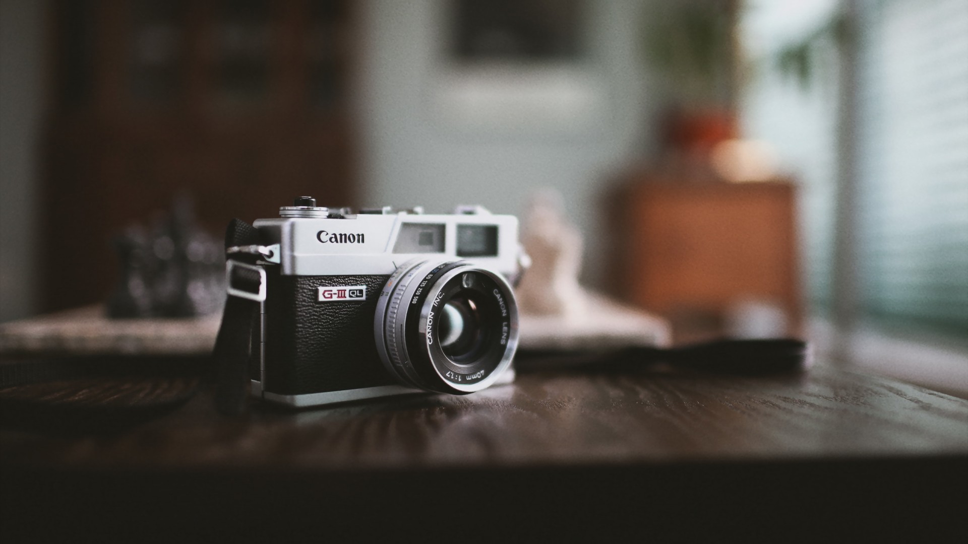 Canon G-III QL camera on a wooden surface HD Wallpaper