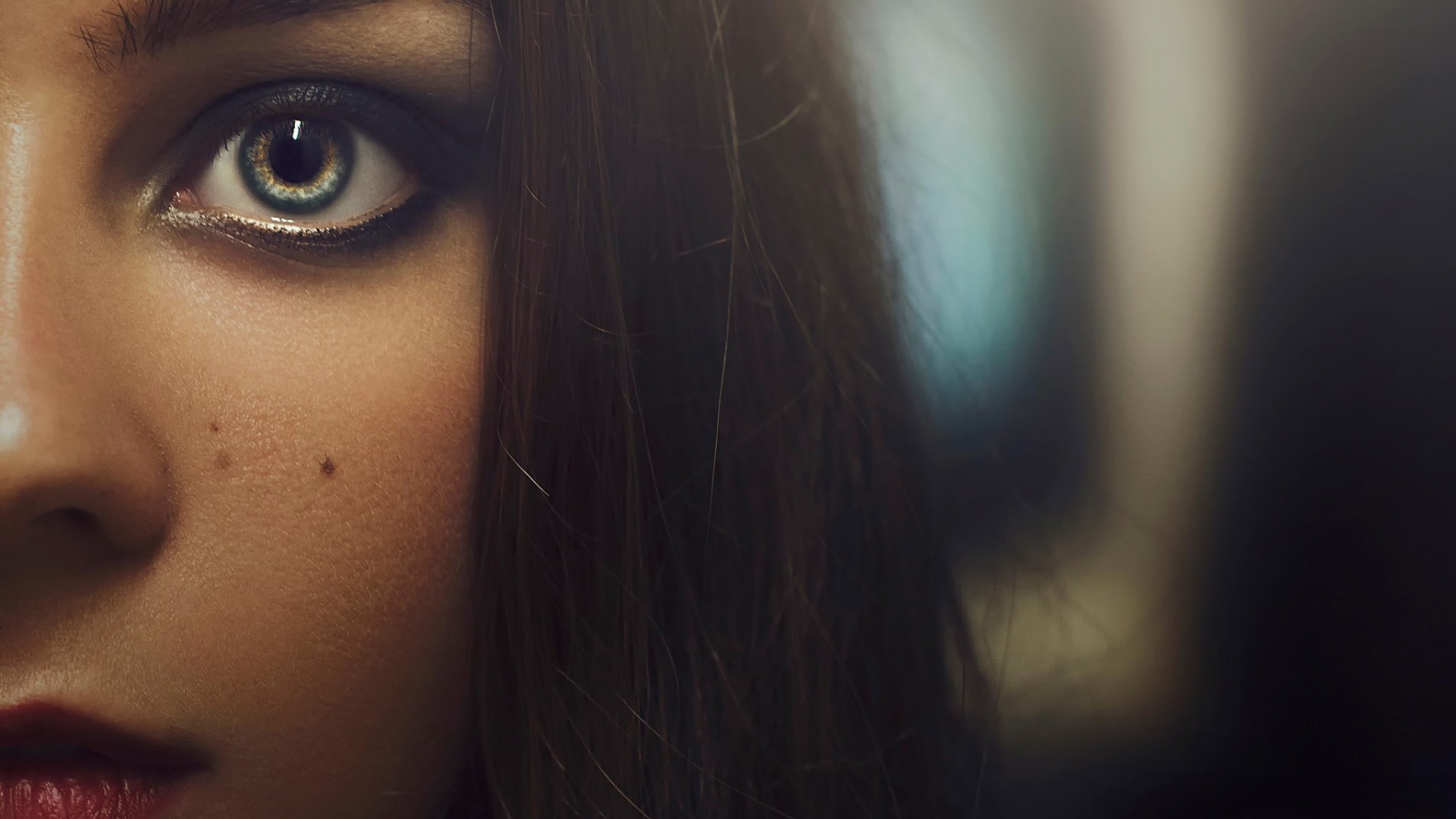Close-up of a woman's eye and hair HD Wallpaper