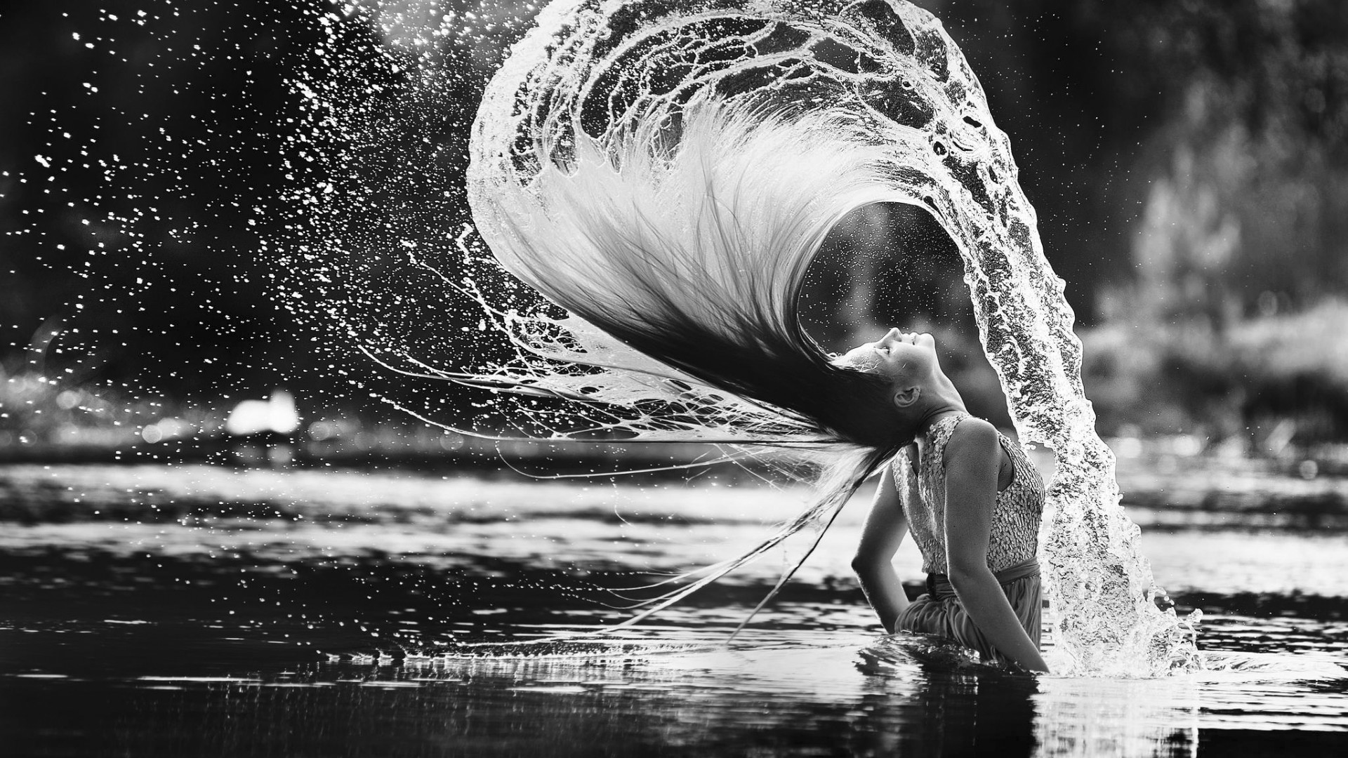 Woman splashing water with her hair in black and white HD Wallpaper