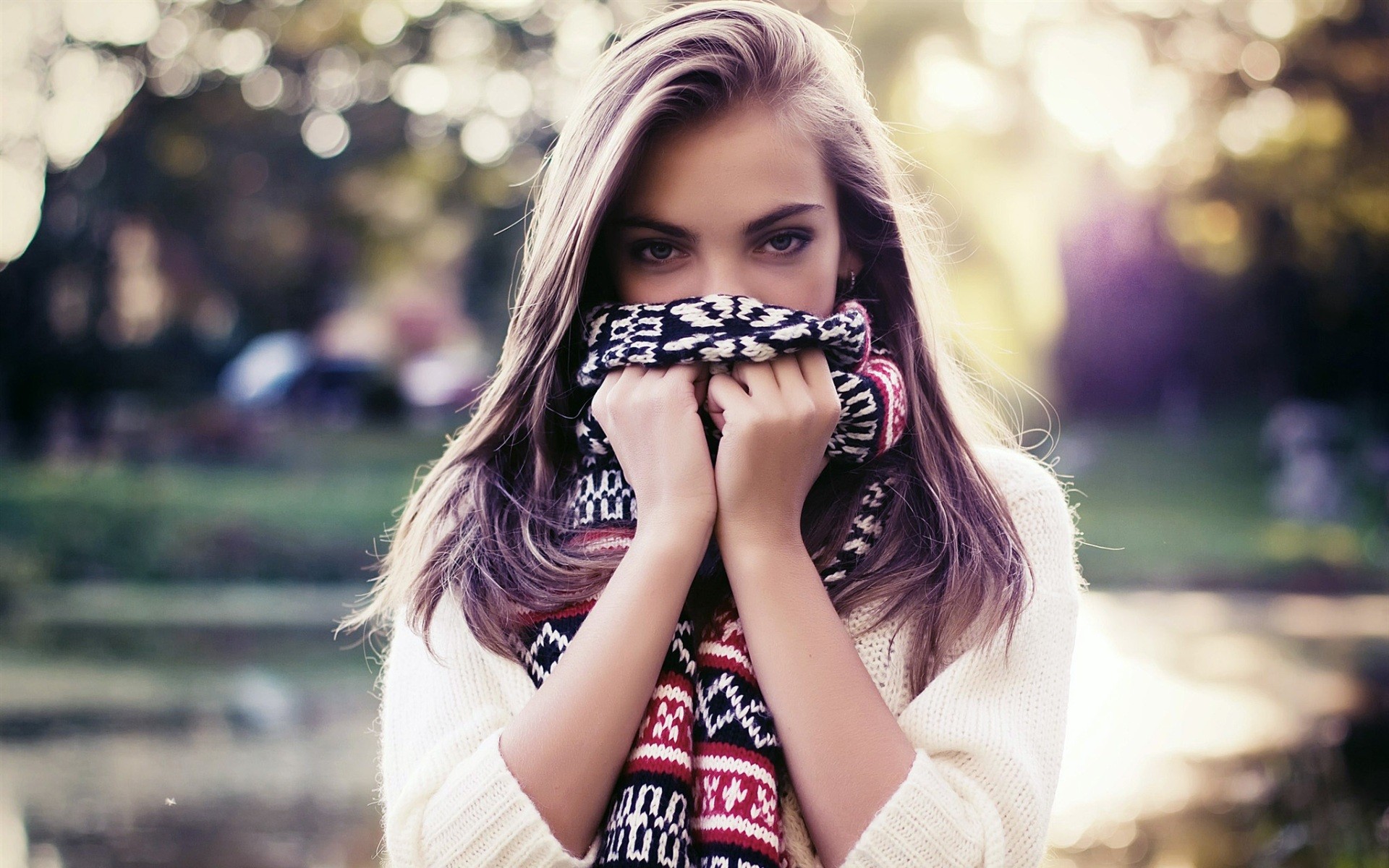 Woman wearing a scarf outdoors HD Wallpaper