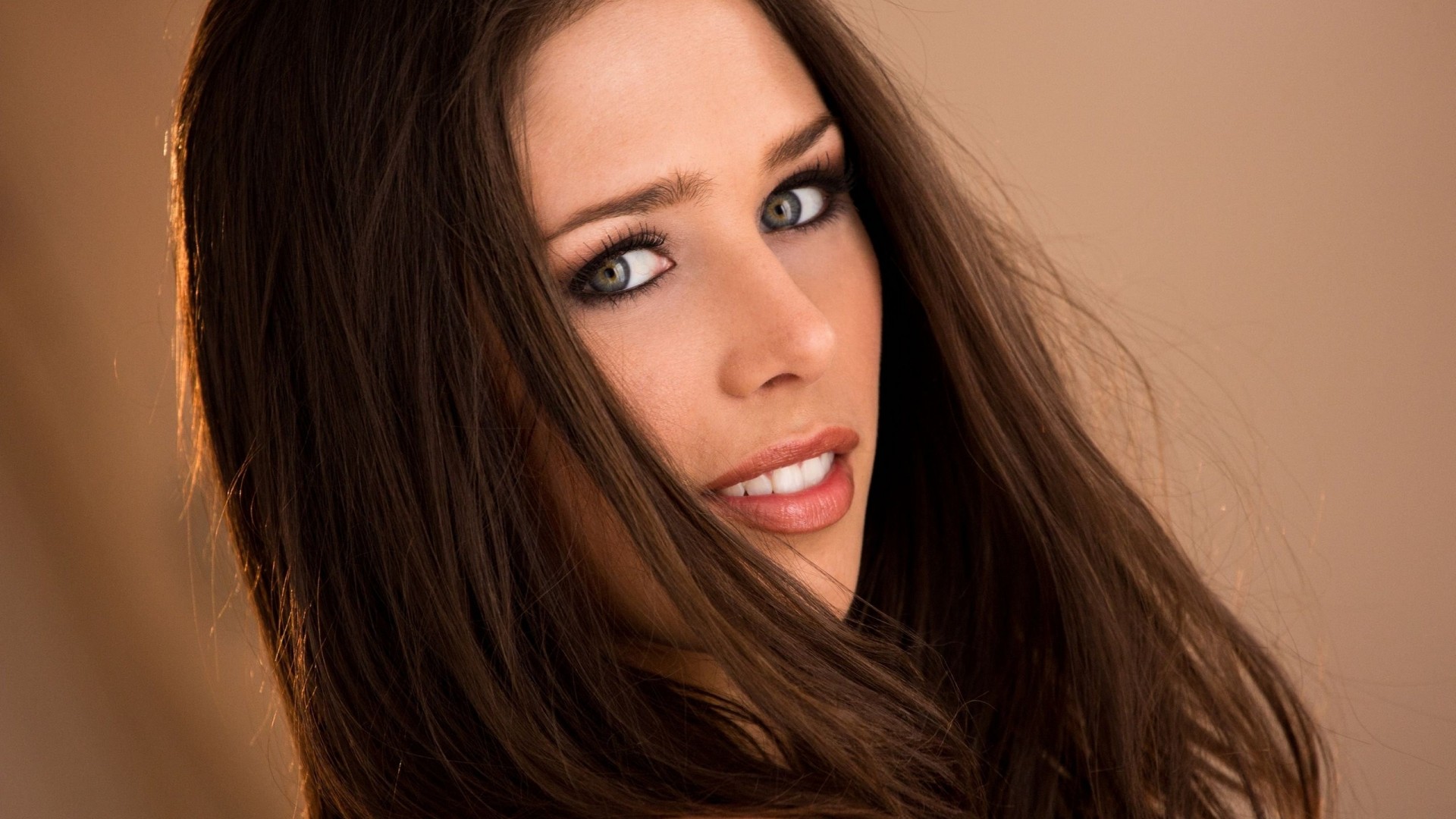 Anna Morna with long brown hair HD Wallpaper