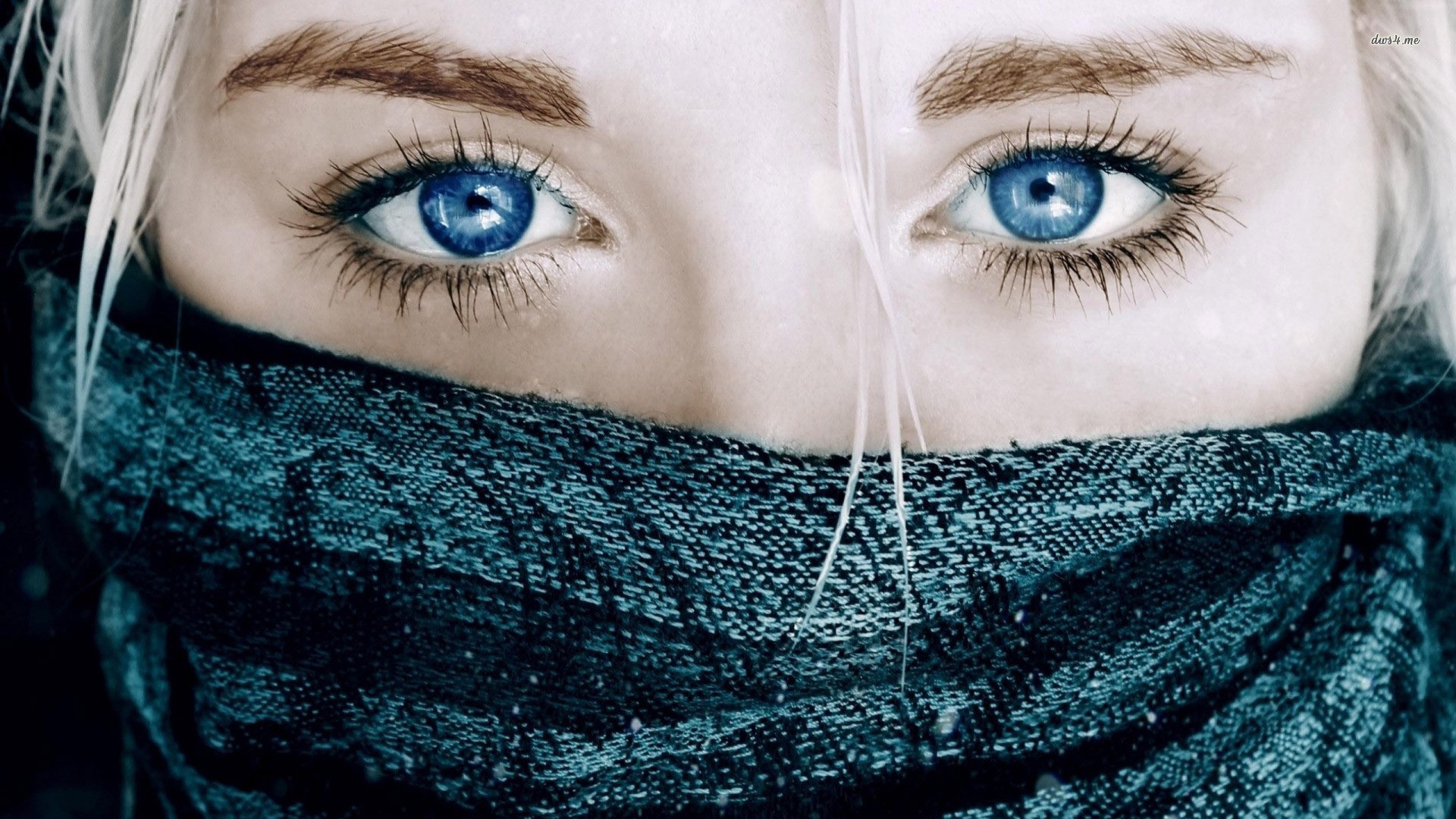 Close-up of a woman's blue eyes and scarf HD Wallpaper