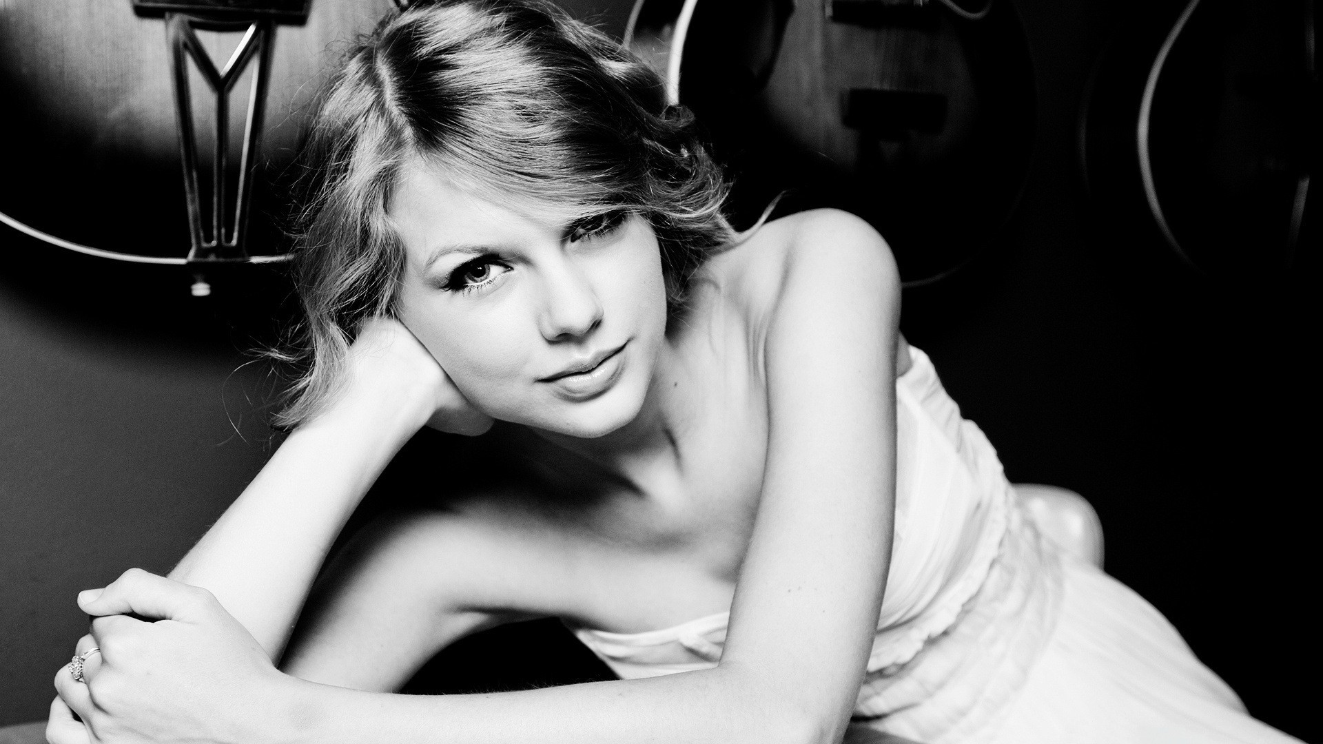 Taylor Swift posing with guitars HD Wallpaper