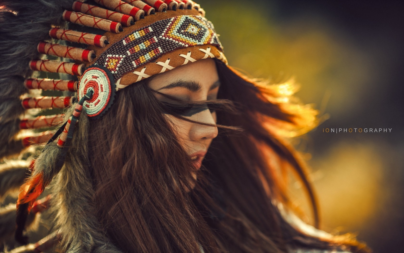 Woman wearing a Native American headdress HD Wallpaper