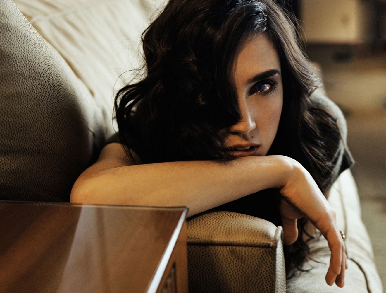 Jennifer Connelly lying on a couch HD Wallpaper