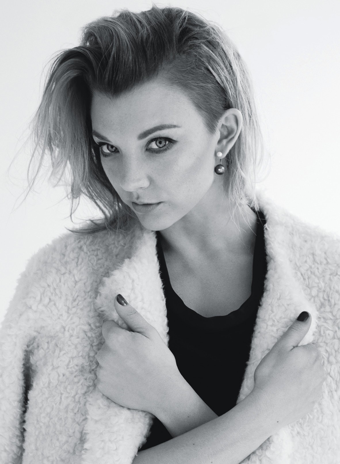 Natalie Dormer in a fluffy coat HD Wallpaper