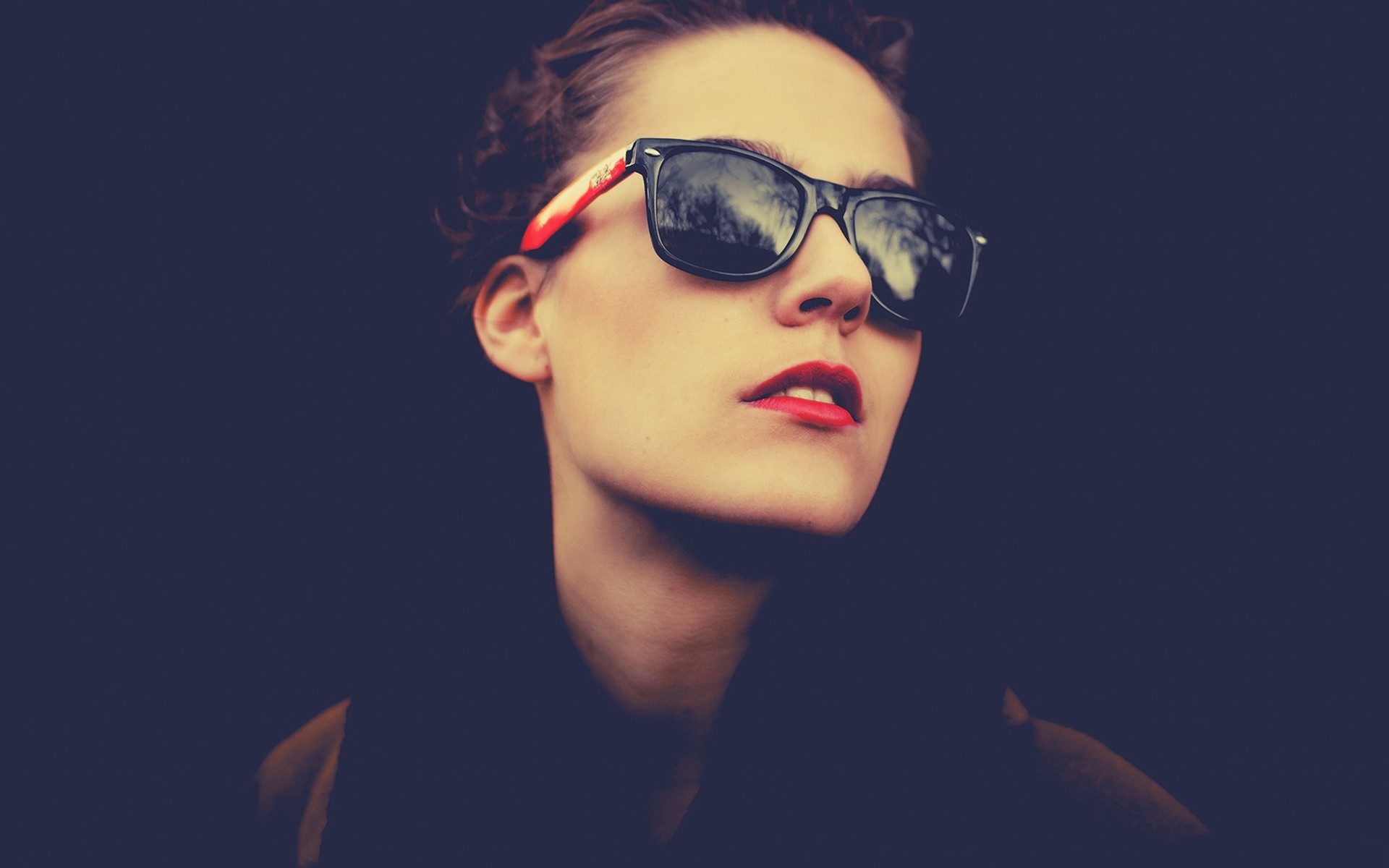 Woman wearing sunglasses and red lipstick HD Wallpaper