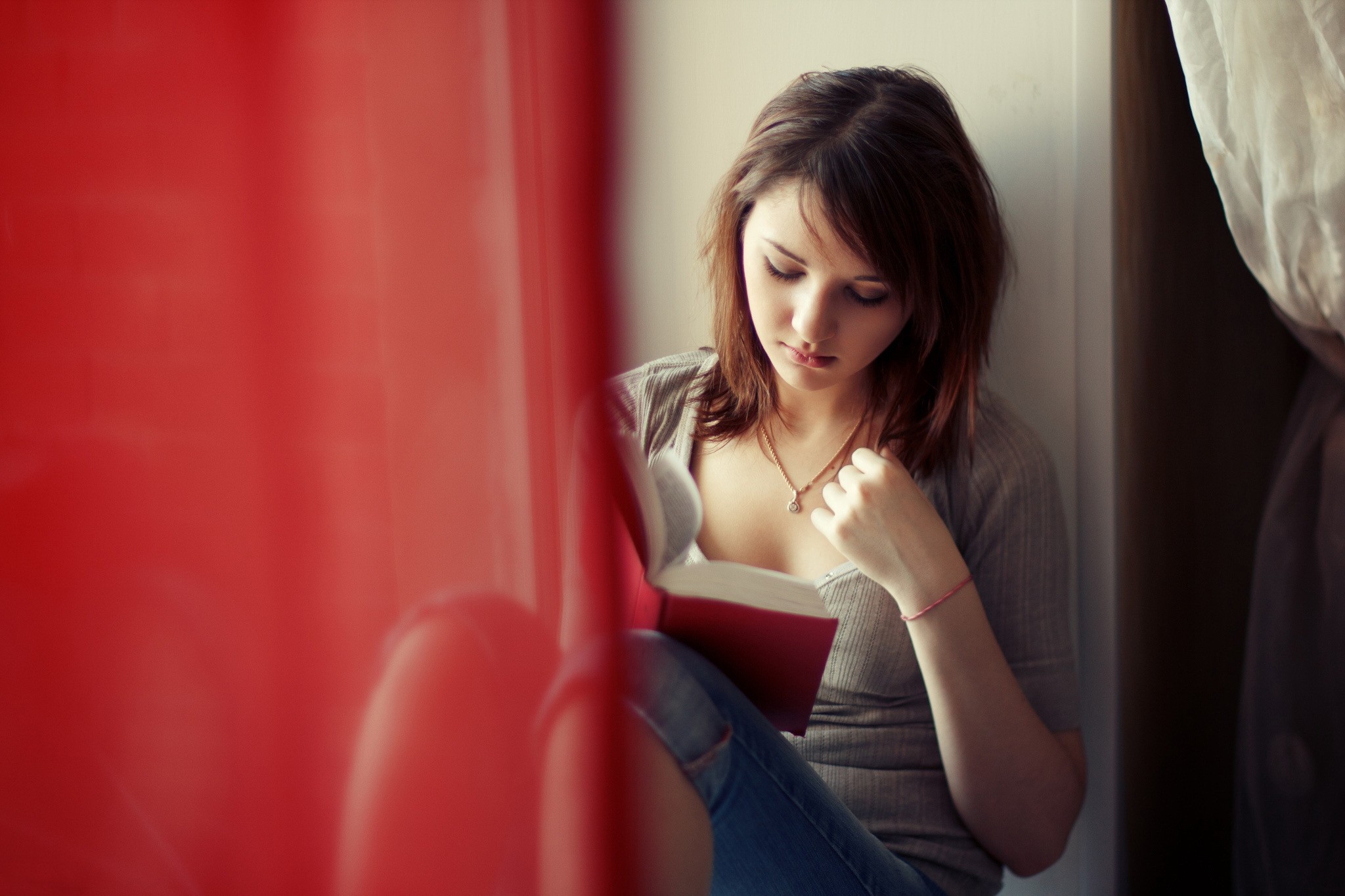 Woman sitting and reading a book HD Wallpaper