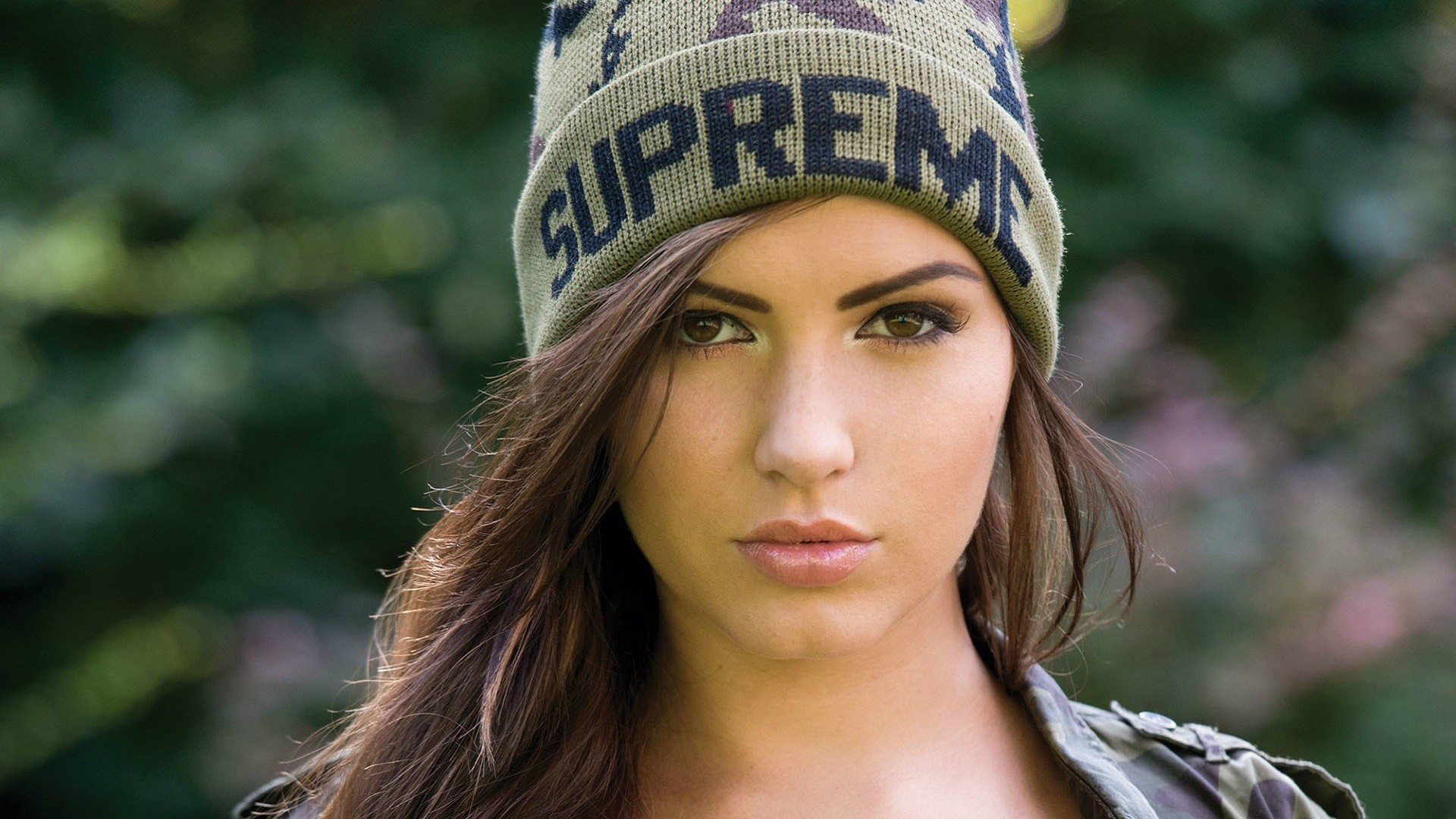 Sabine Jemeljanova wearing a Supreme hat outdoors HD Wallpaper