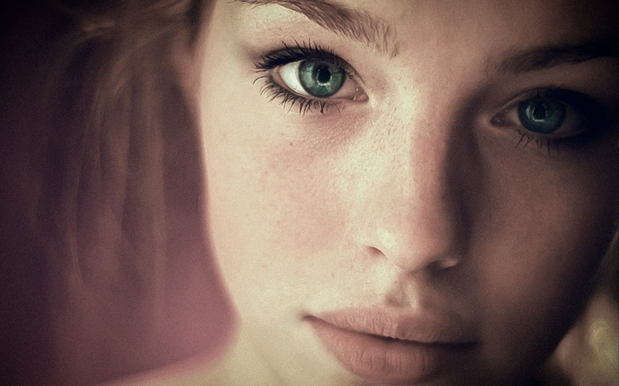 Portrait of a woman with green eyes HD Wallpaper
