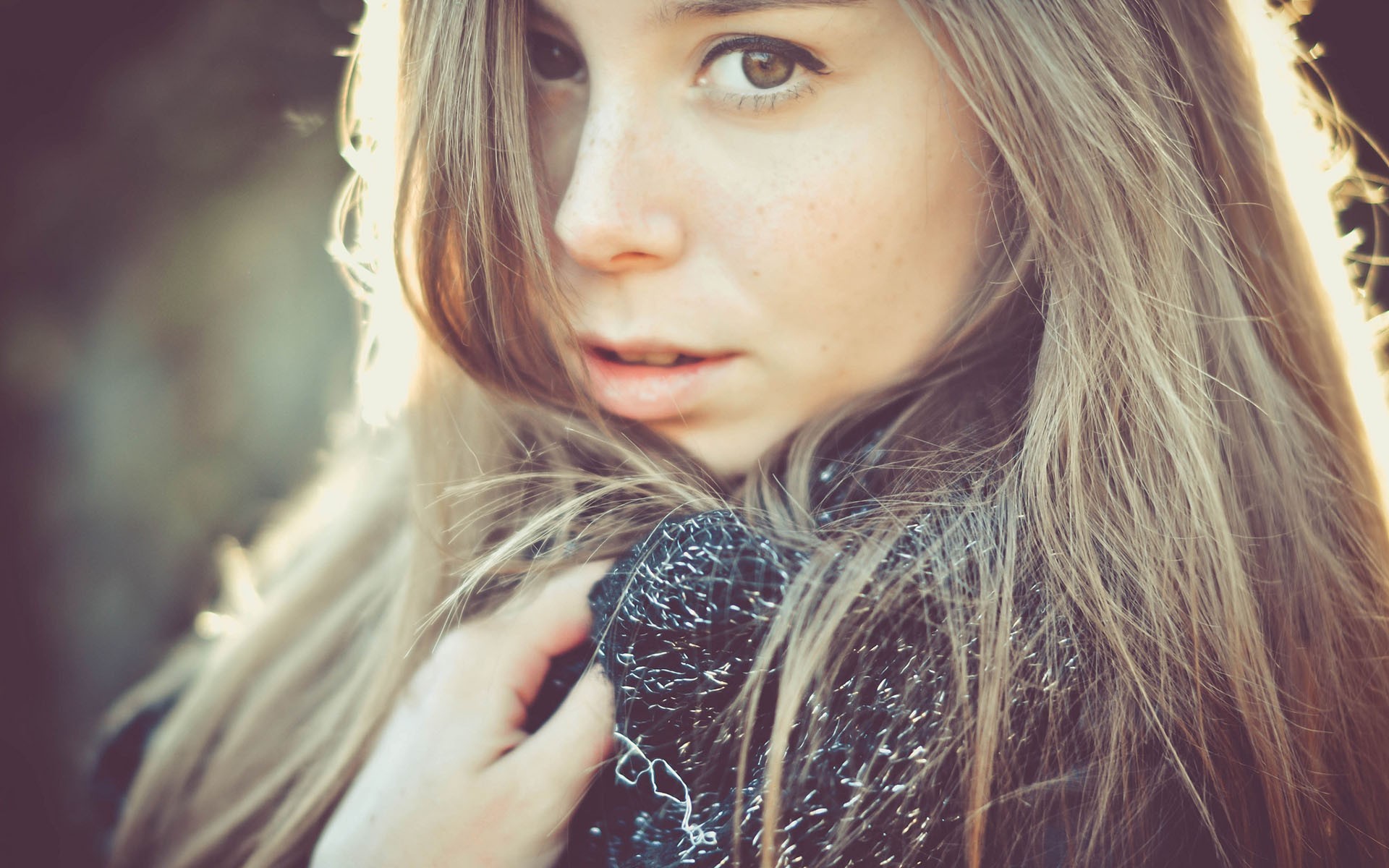 Woman with long blonde hair and brown eyes HD Wallpaper