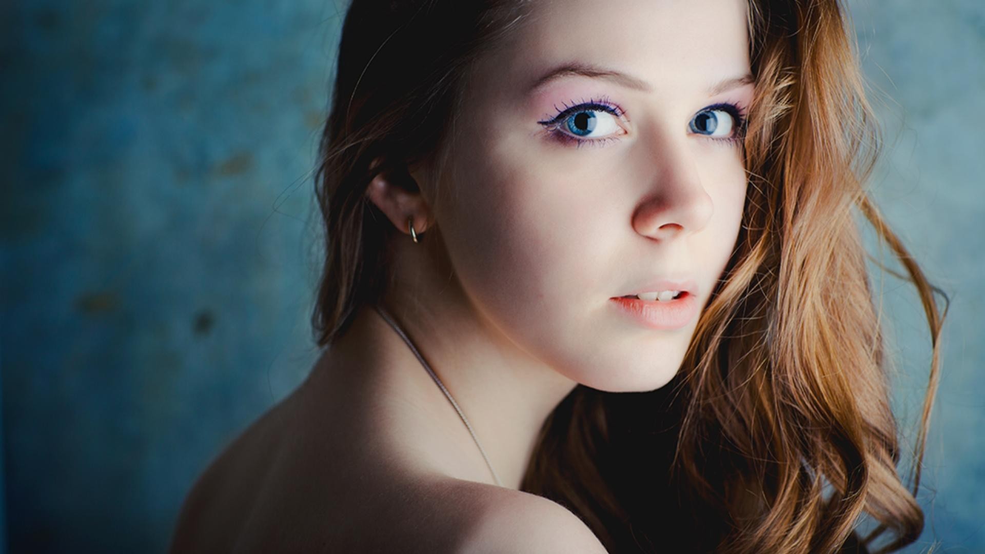 Portrait of a young woman with blue eyes HD Wallpaper