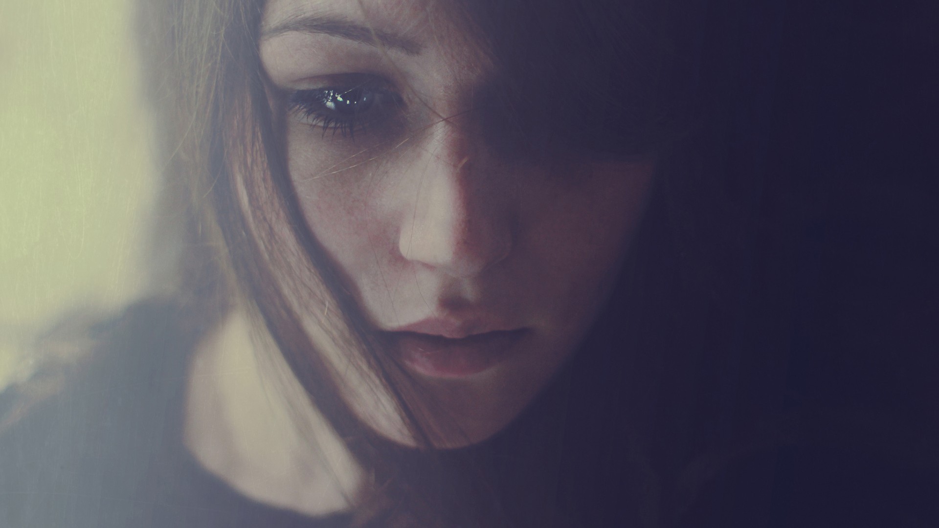 Close-up portrait of a brunette woman HD Wallpaper